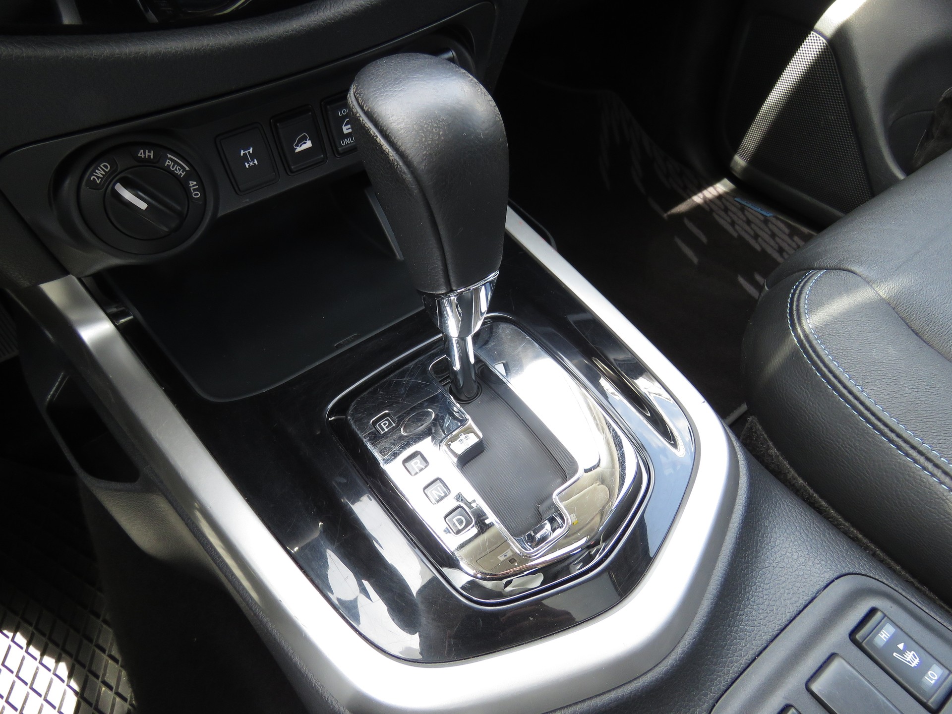 NISSAN Navara Double Cab Tekna 2.3 dCi 4WD-image-16
