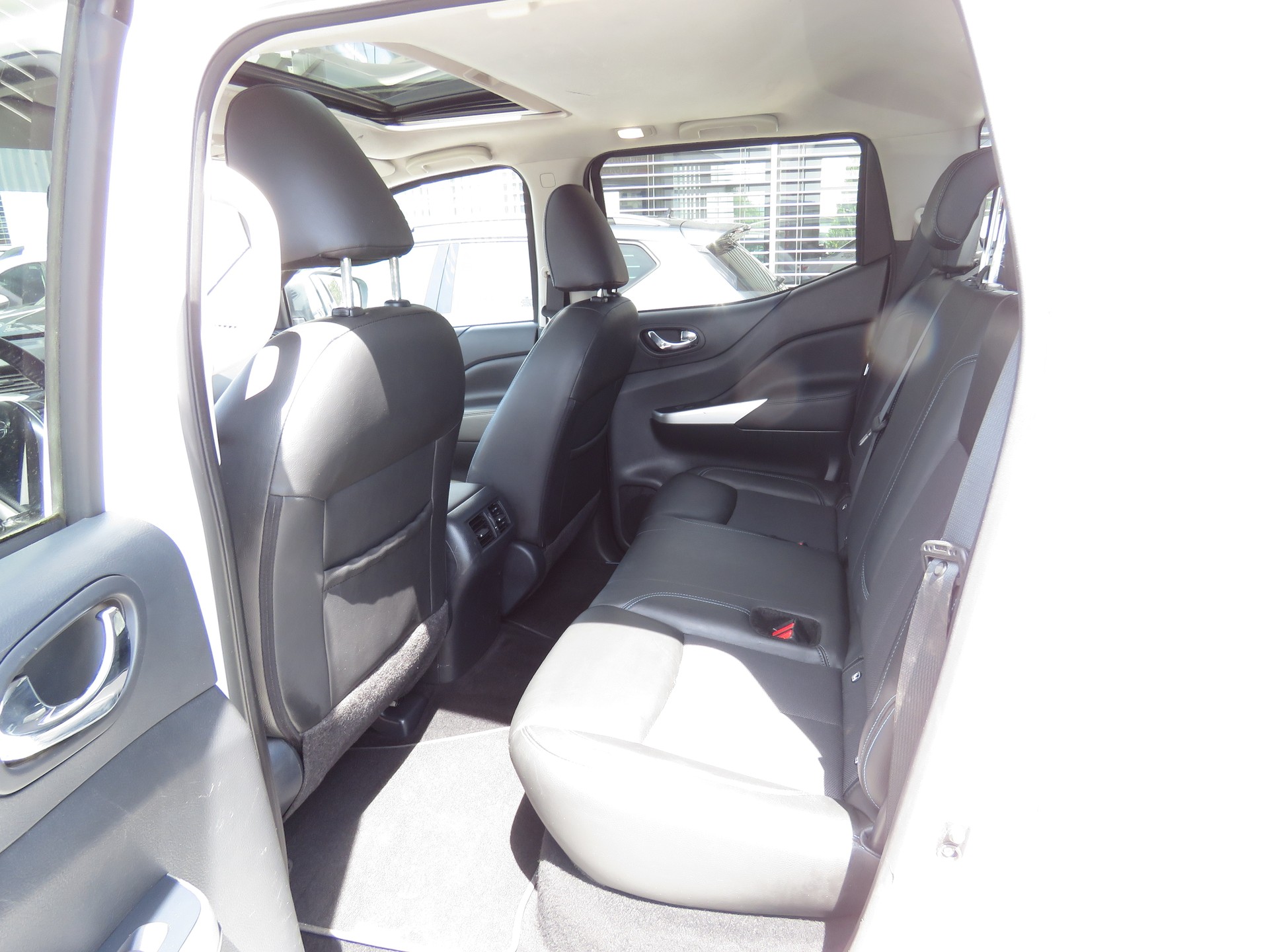 NISSAN Navara Double Cab Tekna 2.3 dCi 4WD-image-9