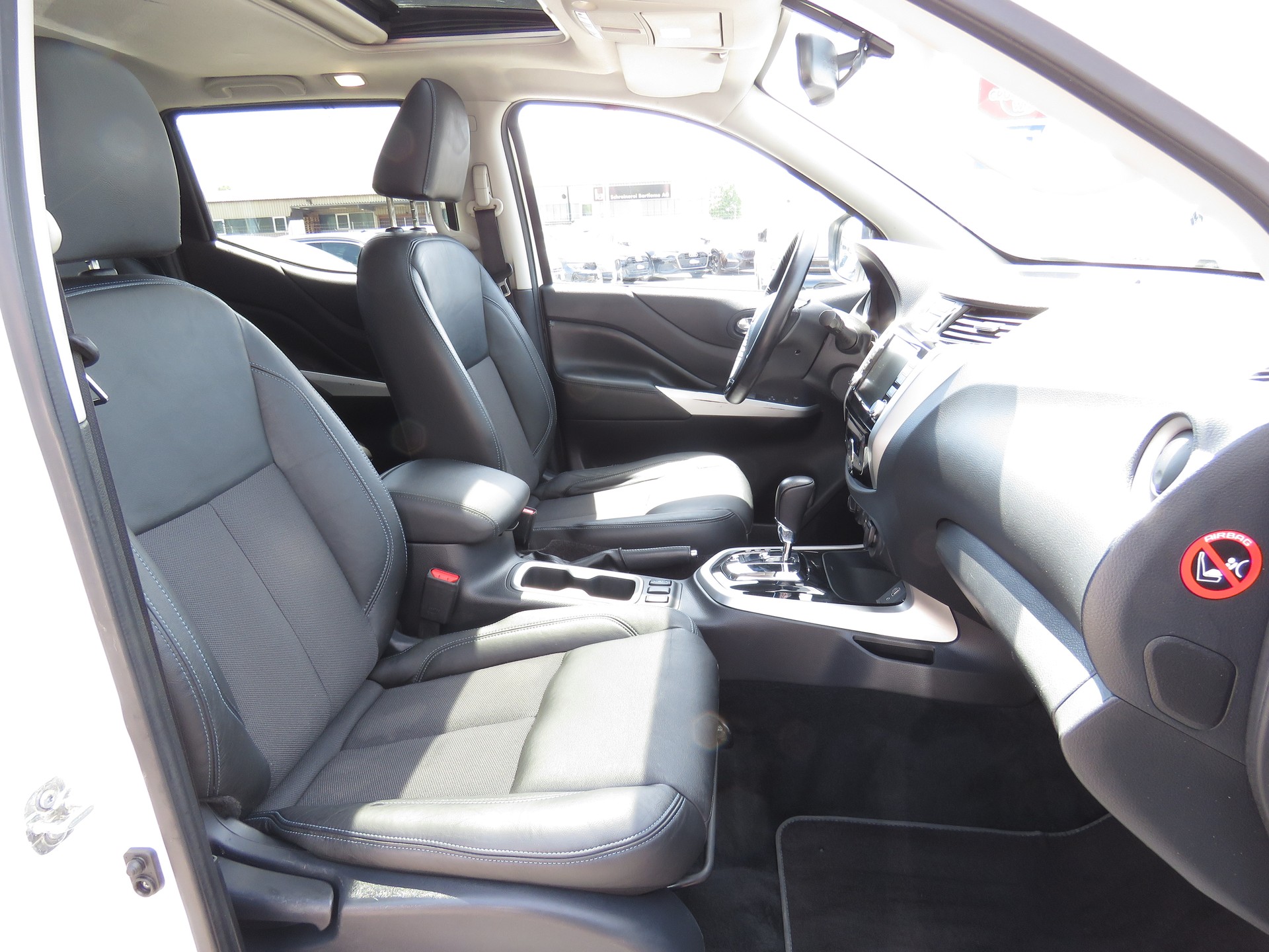 NISSAN Navara Double Cab Tekna 2.3 dCi 4WD-image-11