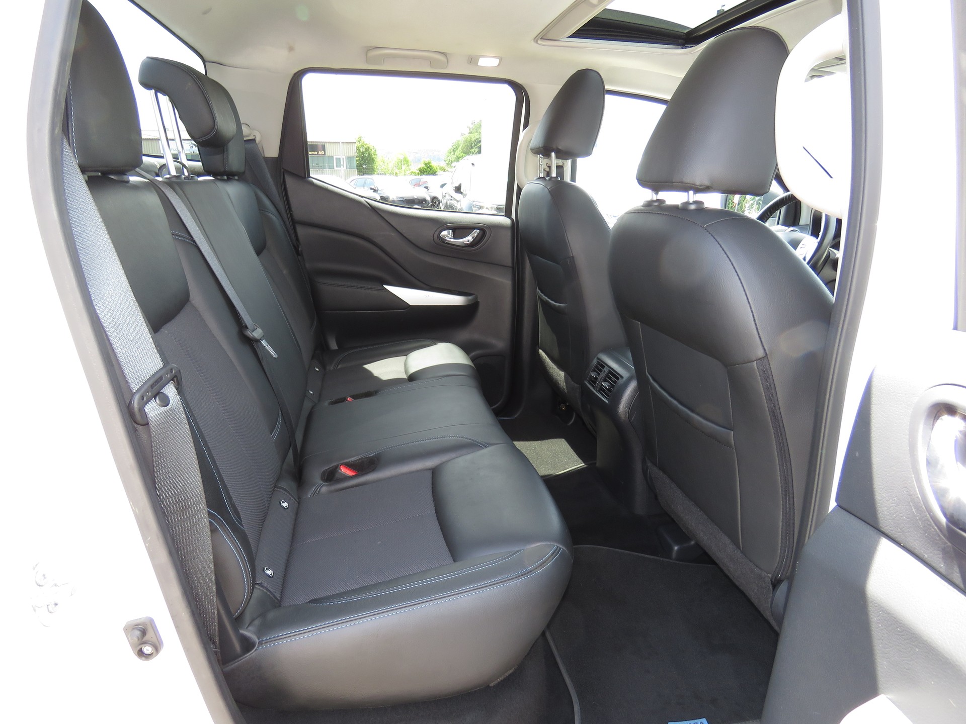 NISSAN Navara Double Cab Tekna 2.3 dCi 4WD-image-12