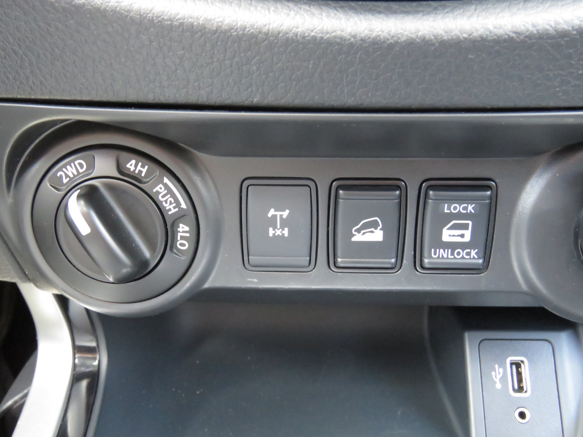 NISSAN Navara Double Cab Tekna 2.3 dCi 4WD-image-17