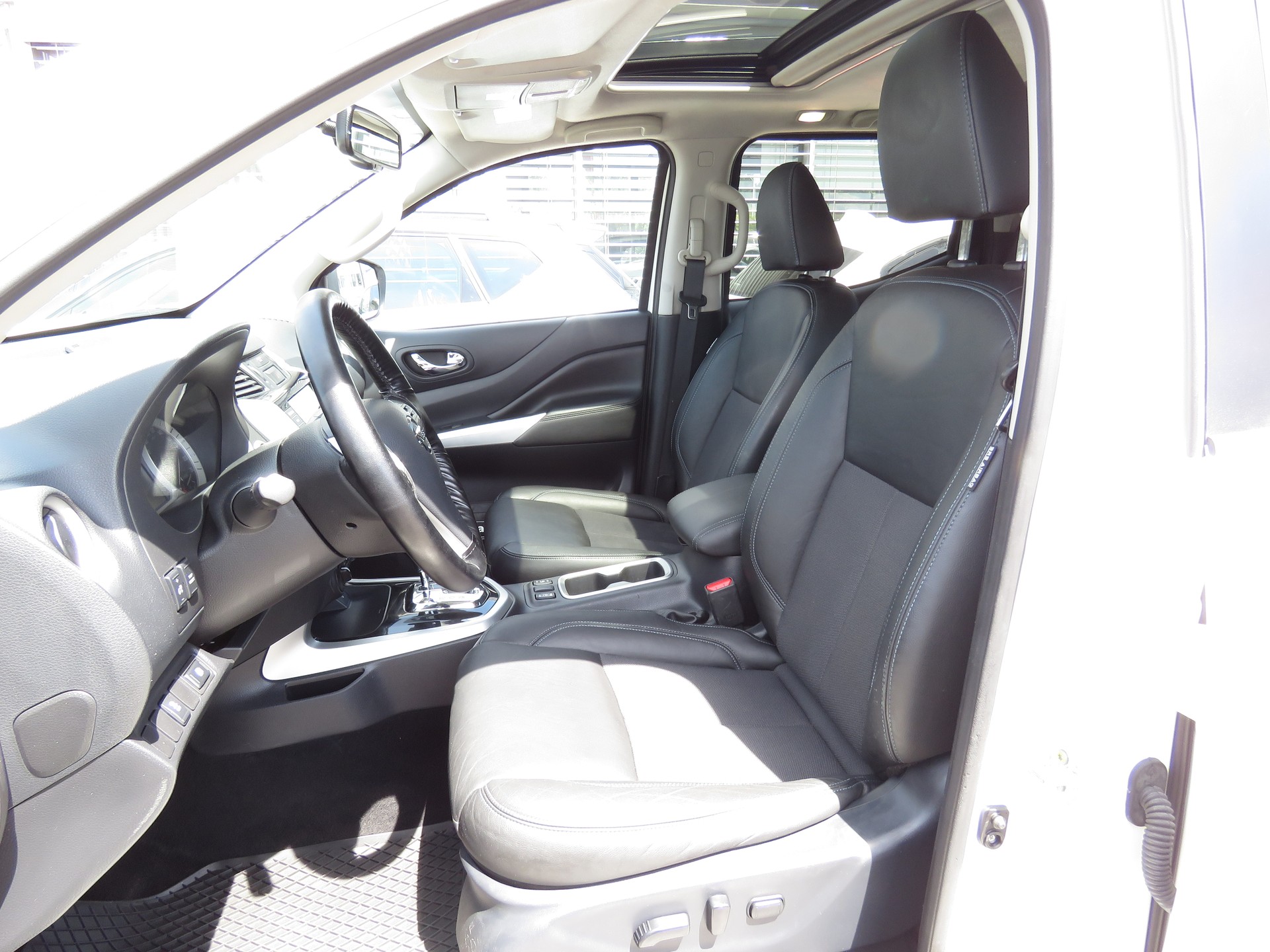 NISSAN Navara Double Cab Tekna 2.3 dCi 4WD-image-8