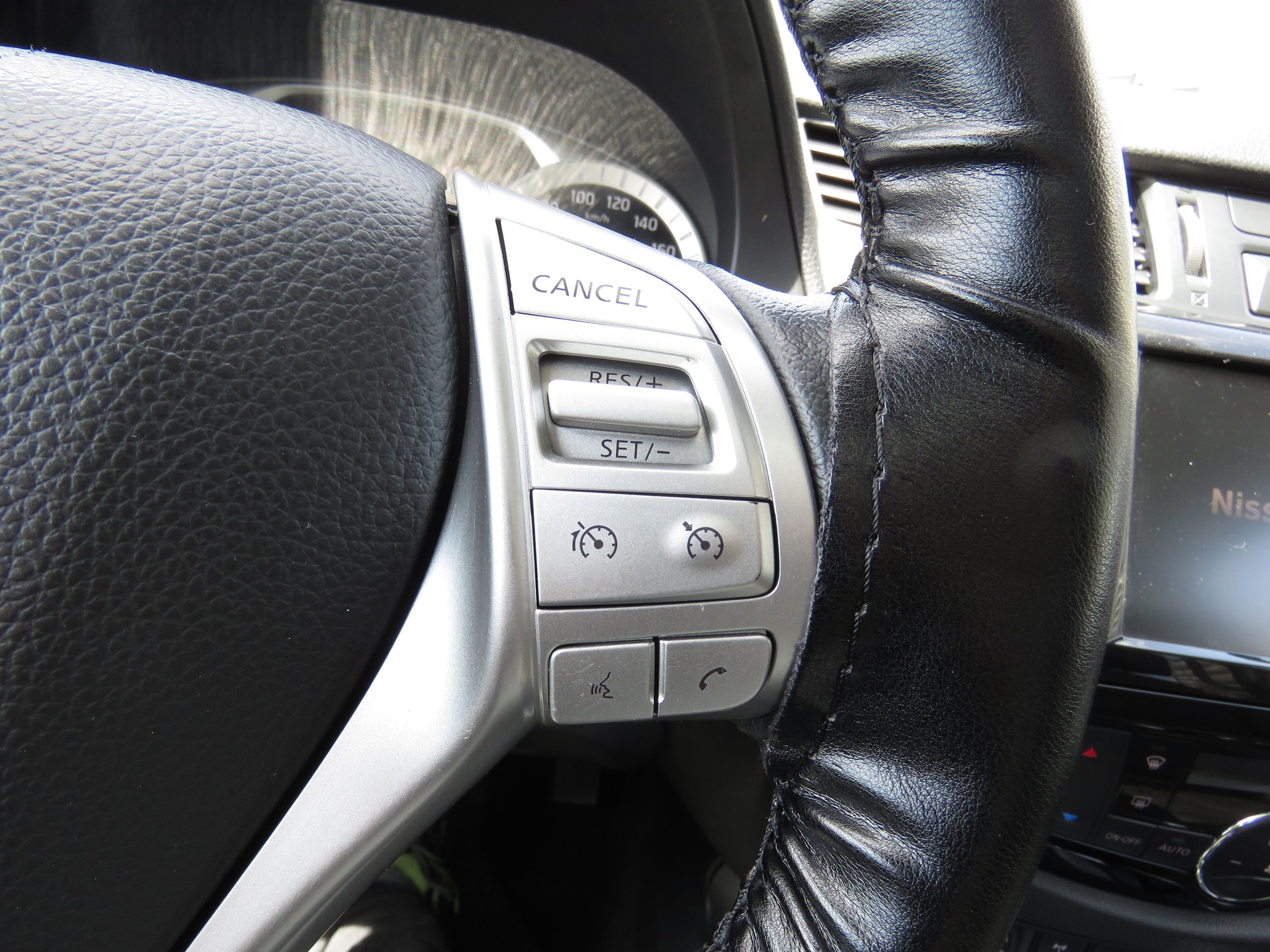 NISSAN Navara Double Cab Tekna 2.3 dCi 4WD-image-14