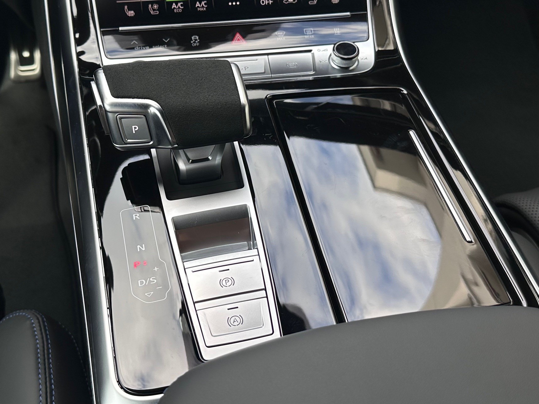 AUDI RSQ8 performance quattro-image-7