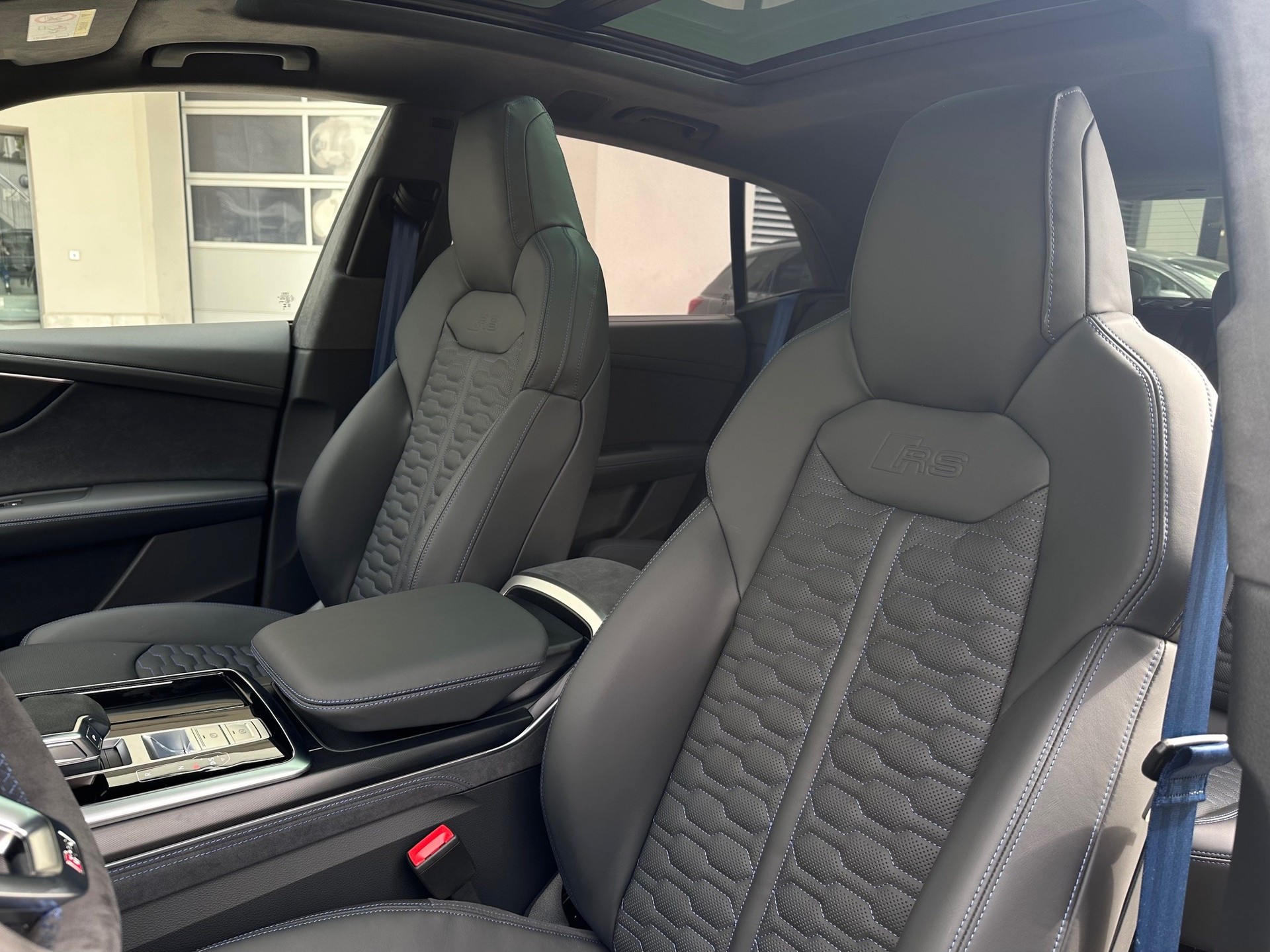 AUDI RSQ8 performance quattro-image-9