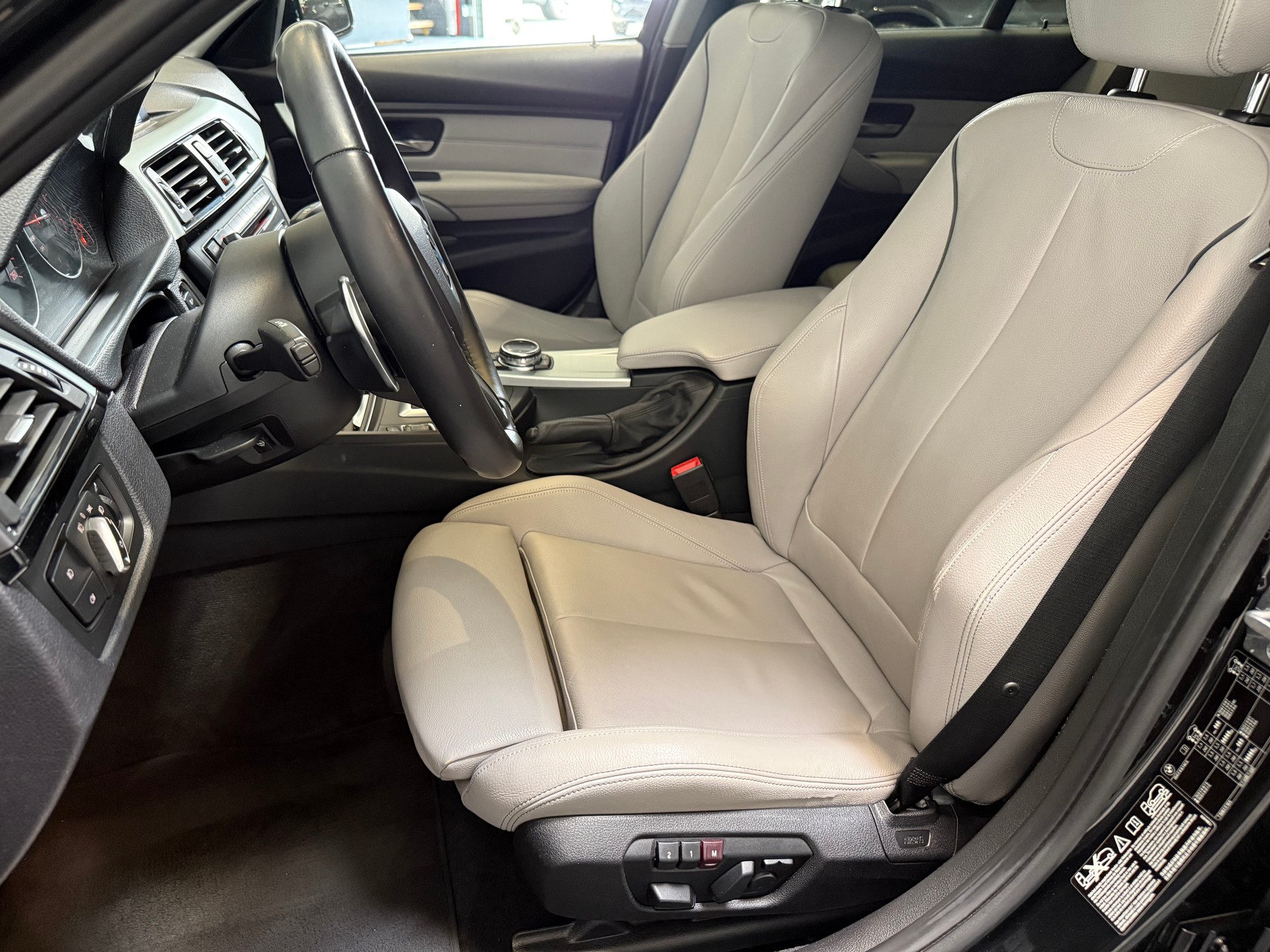 BMW 335i xDrive SAG Performance Power & Sound-image-13