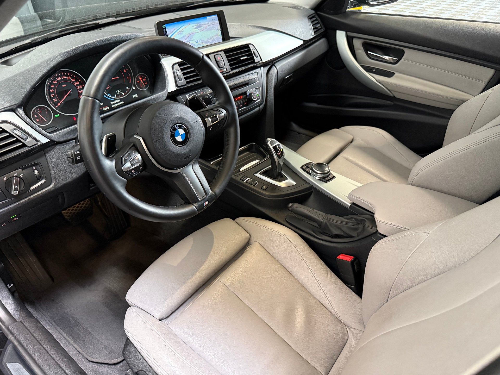 BMW 335i xDrive SAG Performance Power & Sound-image-12