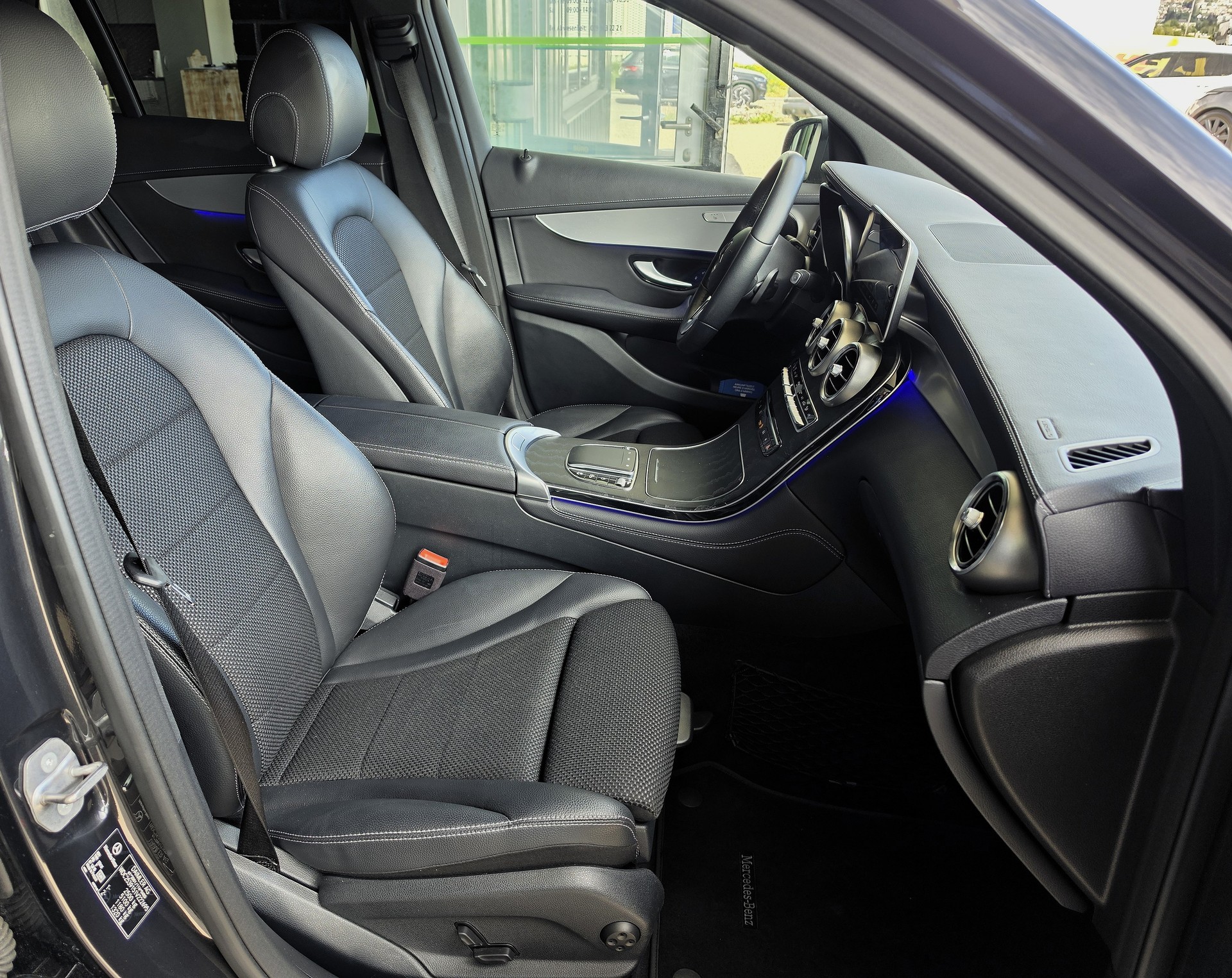 MERCEDES-BENZ GLC 220 d AMG Line 4m-image-5