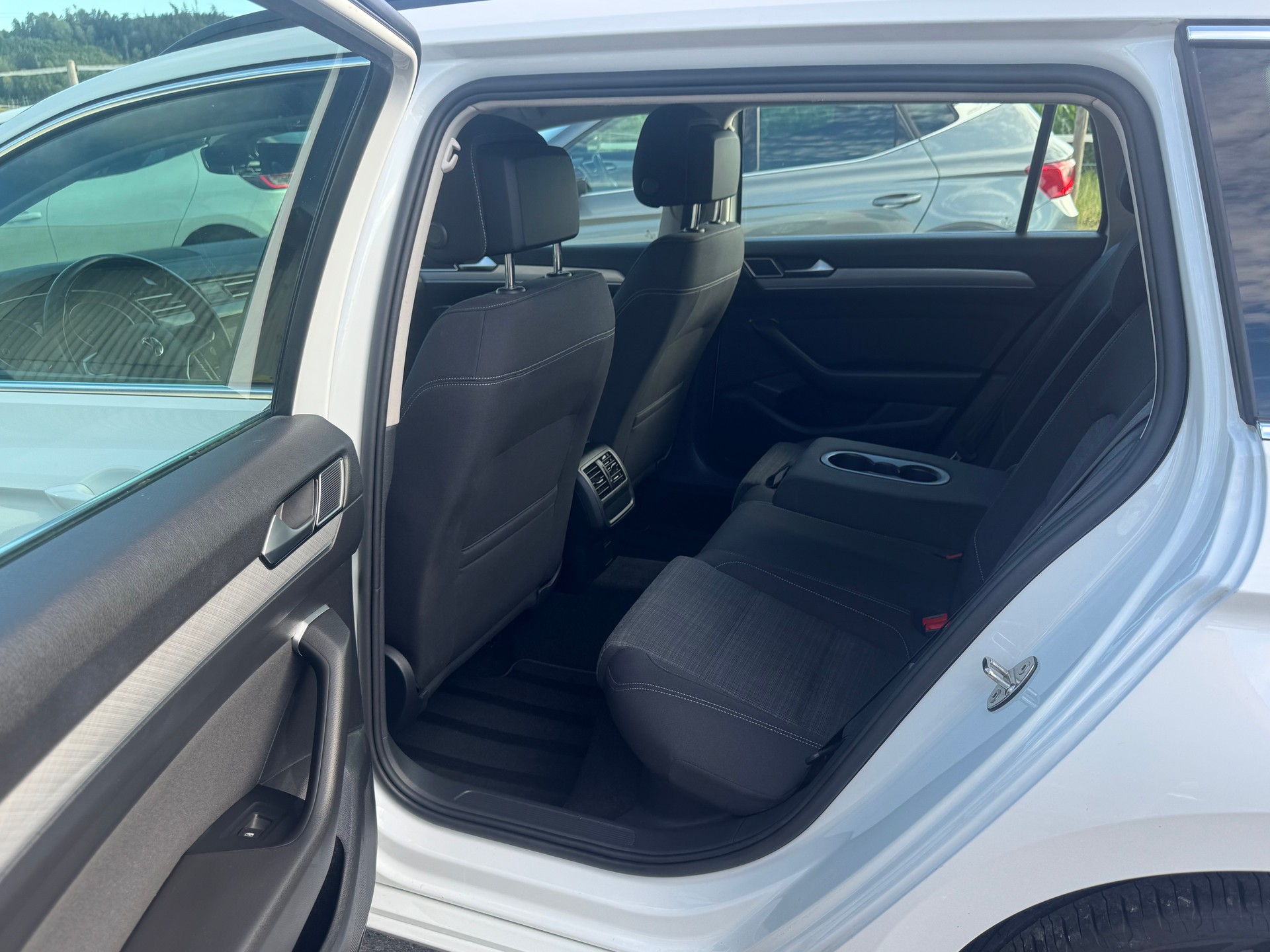 VW Passat Variant 1.6 TDI Business DSG-image-9