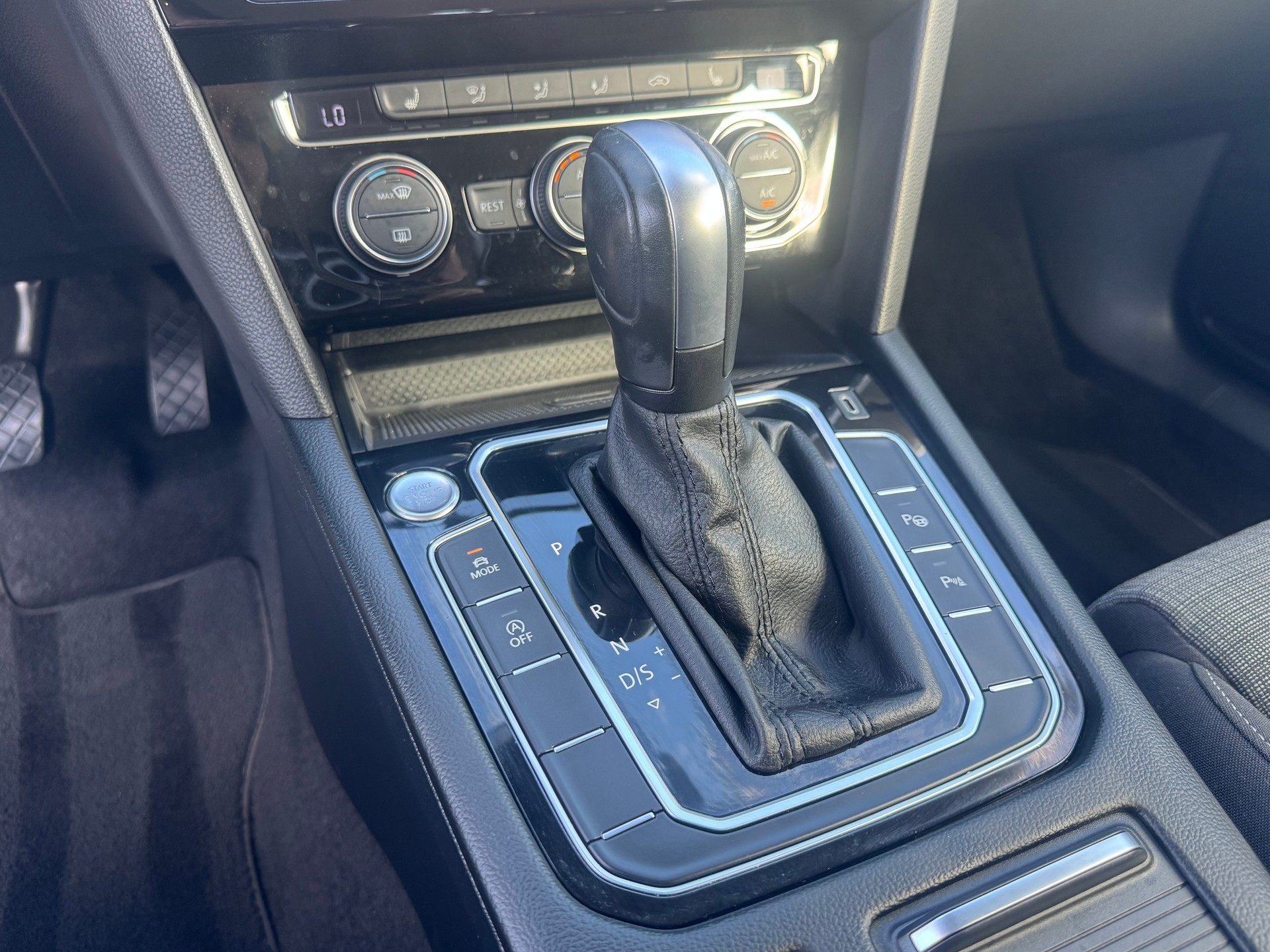 VW Passat Variant 1.6 TDI Business DSG-image-12