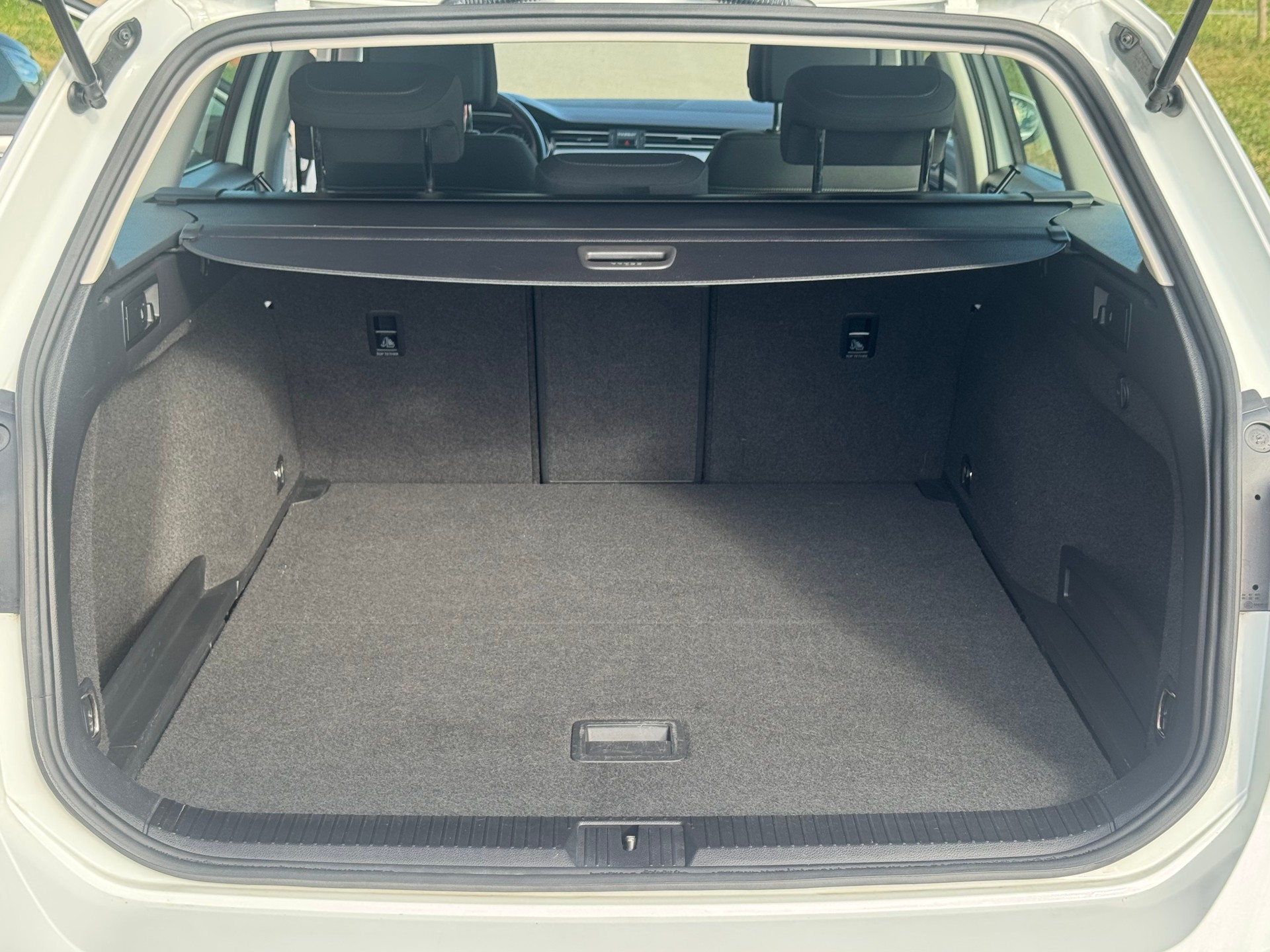 VW Passat Variant 1.6 TDI Business DSG-image-15