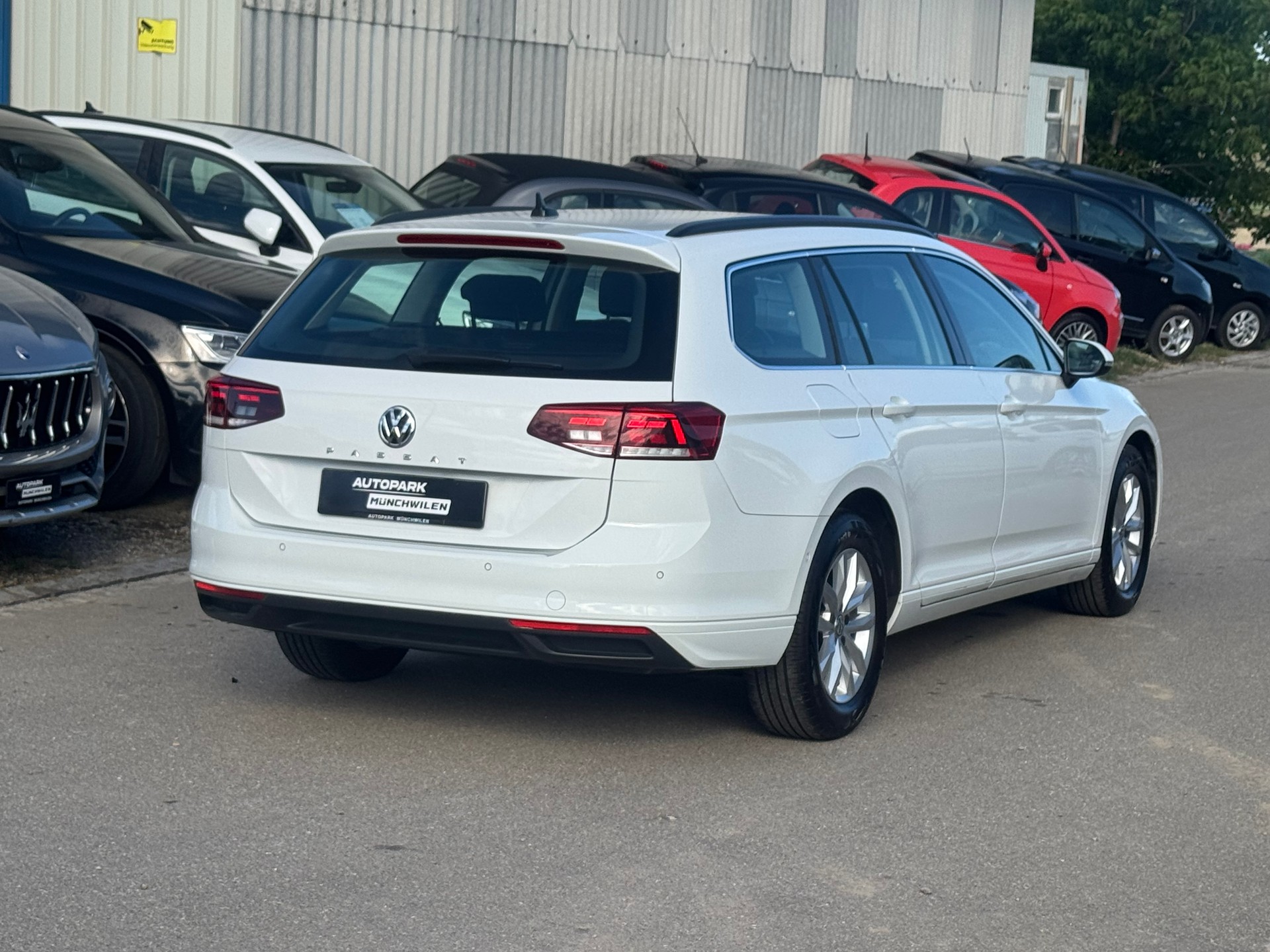 VW Passat Variant 1.6 TDI Business DSG-image-2