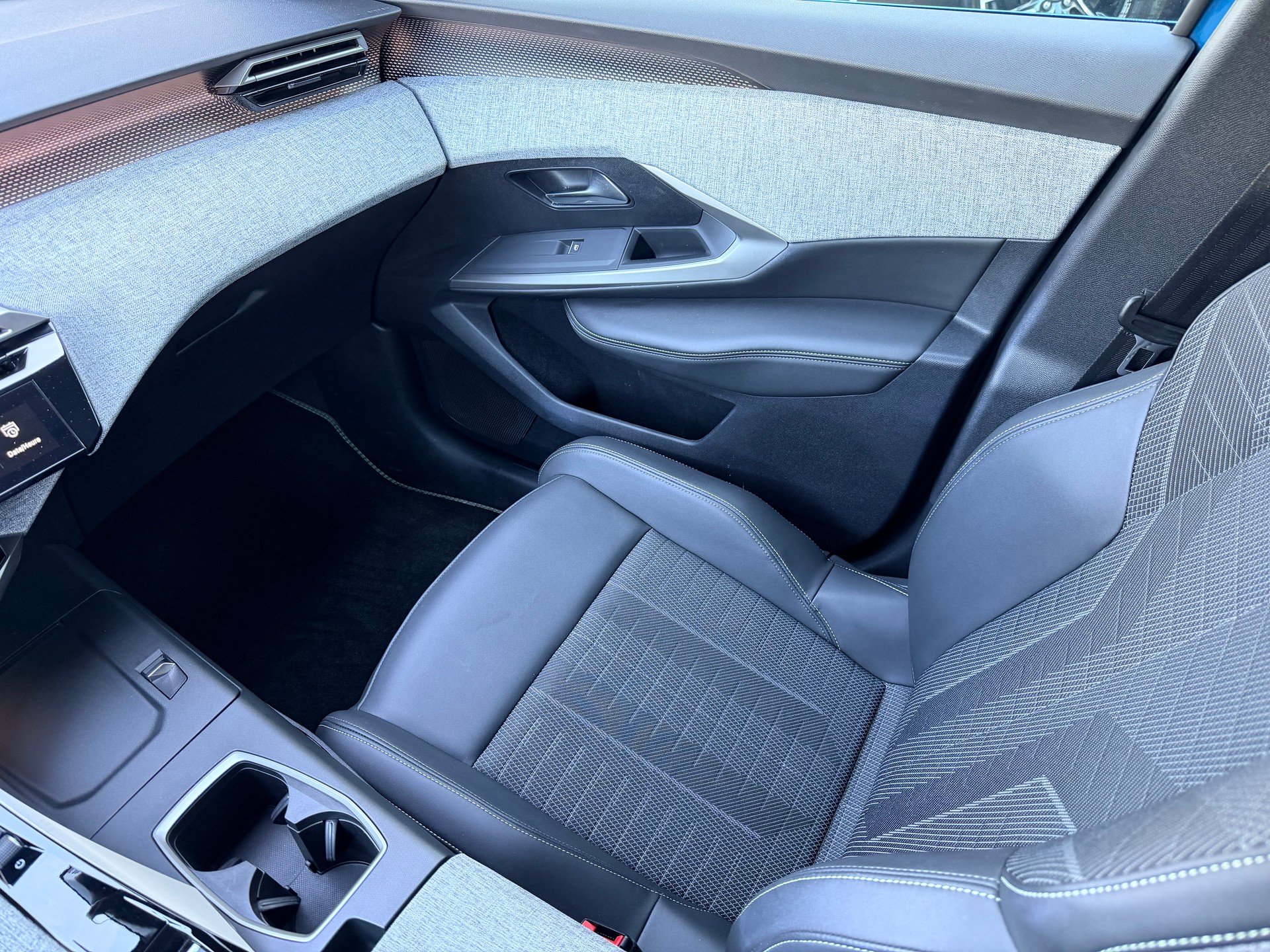 PEUGEOT 5008 145 Hybrid e-DCS6 GT-image-12