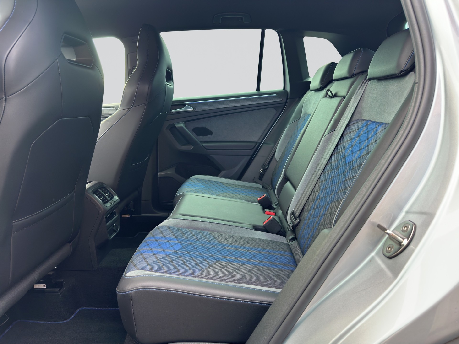 VW Tiguan 2.0TSI R 4Motion DSG-image-7