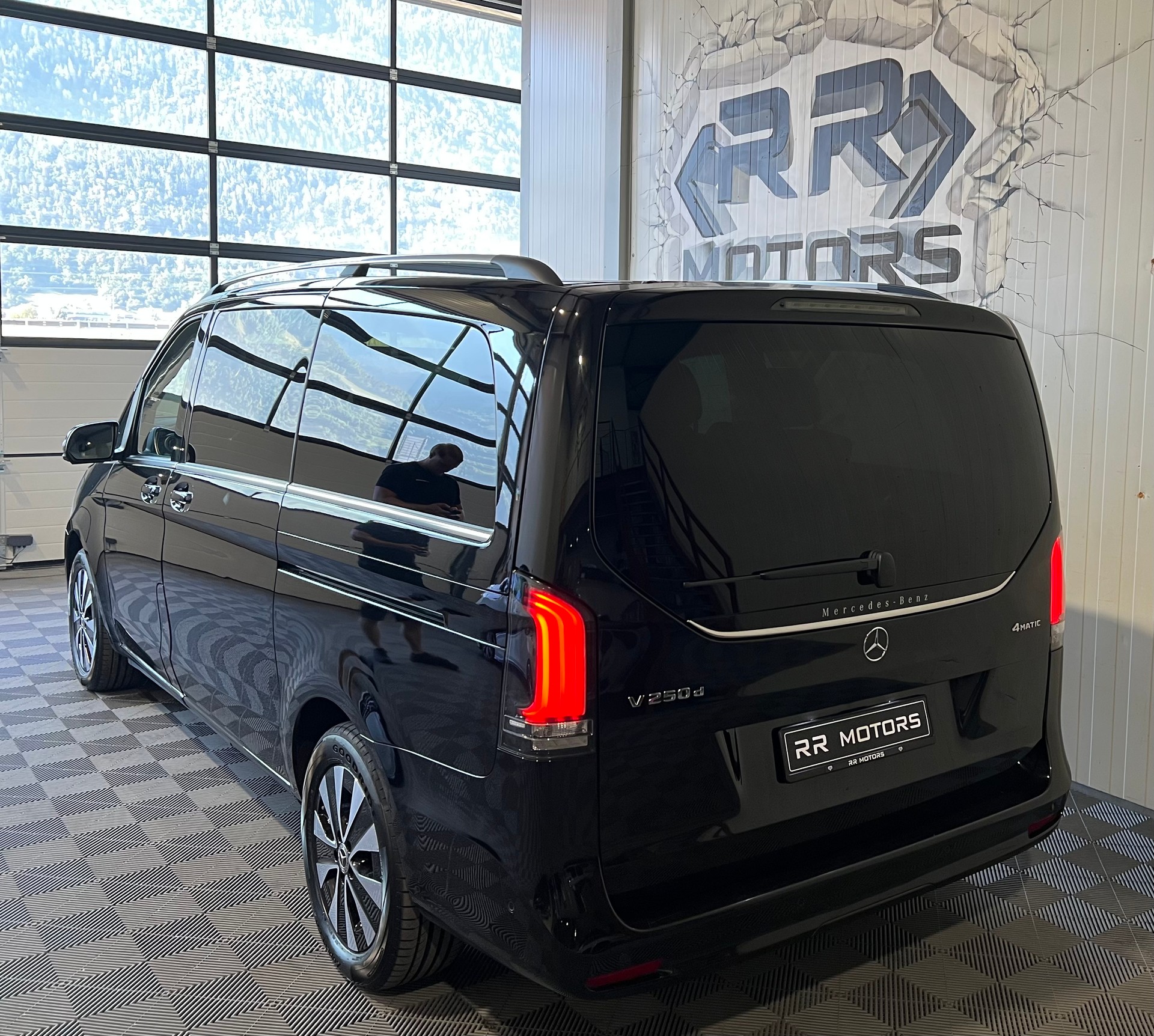 MERCEDES-BENZ V 250 d lang 4Matic 9G-Tronic-image-2