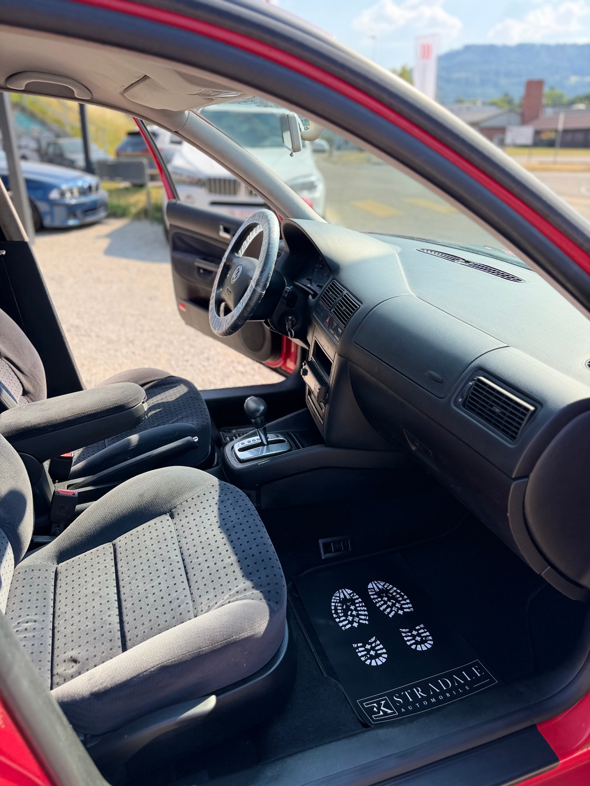 VW Golf 2.0 Comfortline **Automat**-image-11