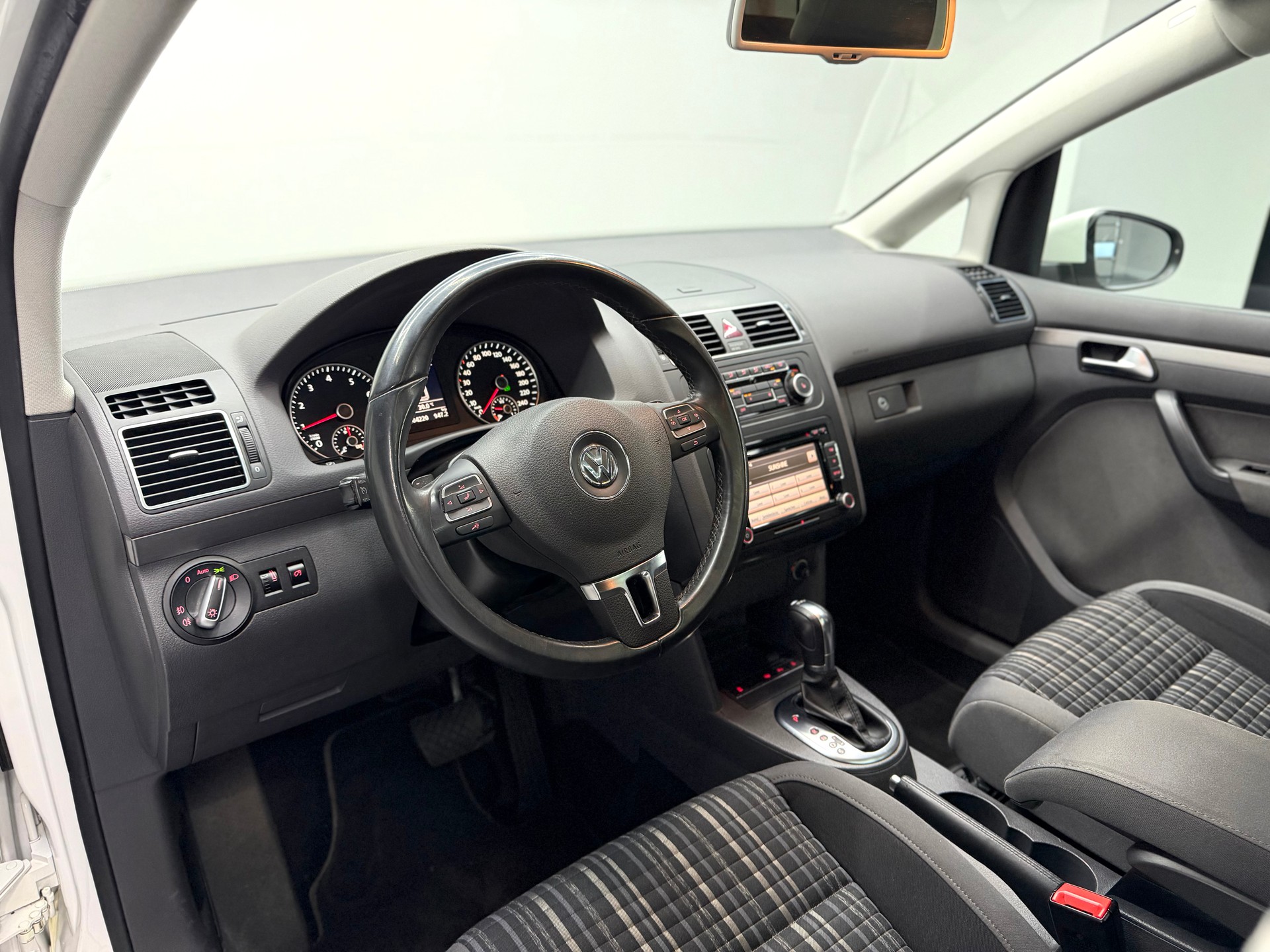 VW CrossTouran 1.4 TSI DSG-image-8