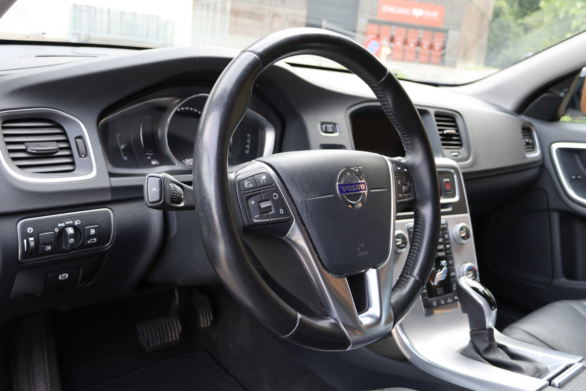 VOLVO V60 Cross Country T5 AWD Summum Geartronic-image-5