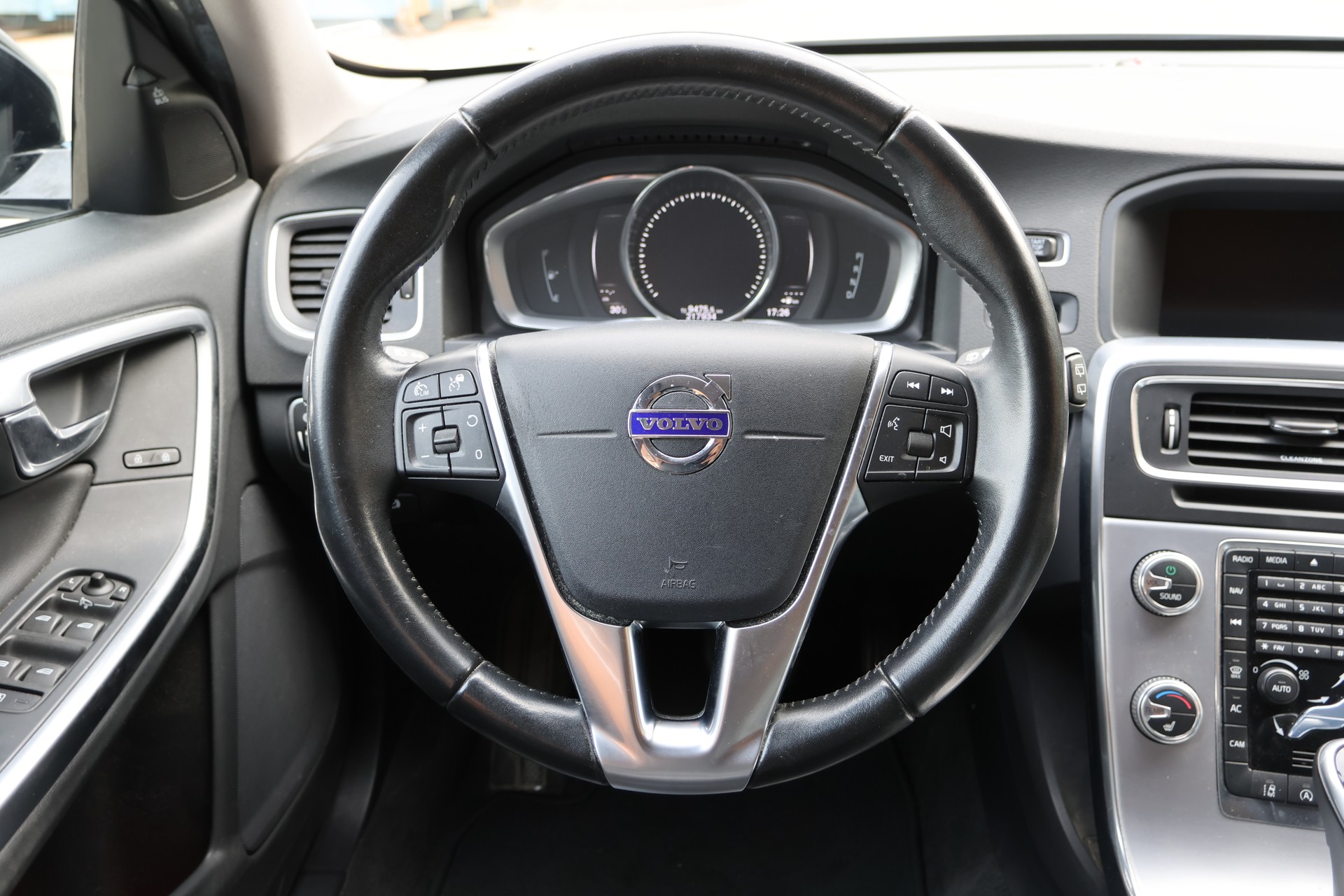 VOLVO V60 Cross Country T5 AWD Summum Geartronic-image-4