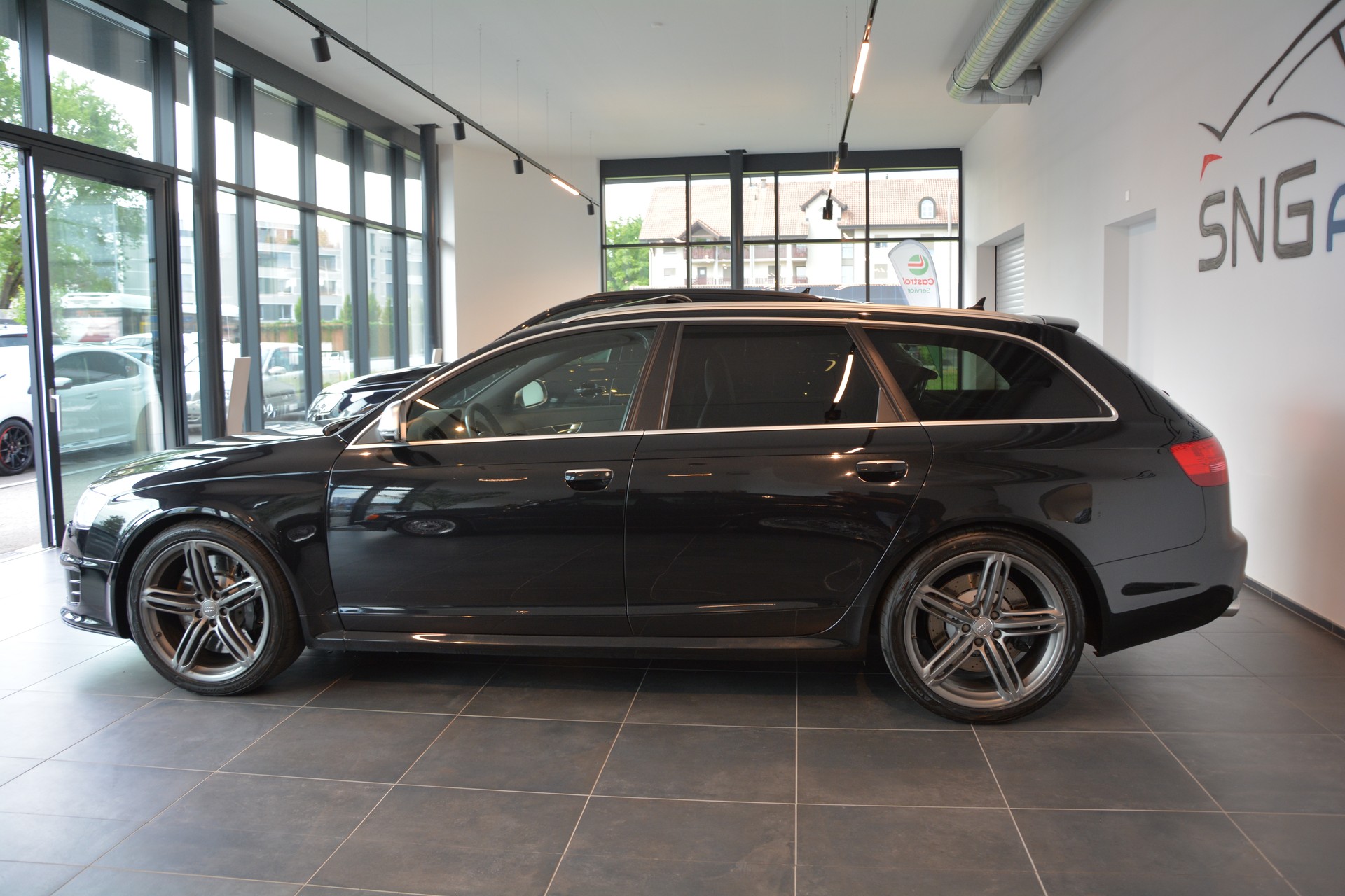 AUDI RS6 Avant 5.0 TFSI V10 quattro tiptronic-image-2