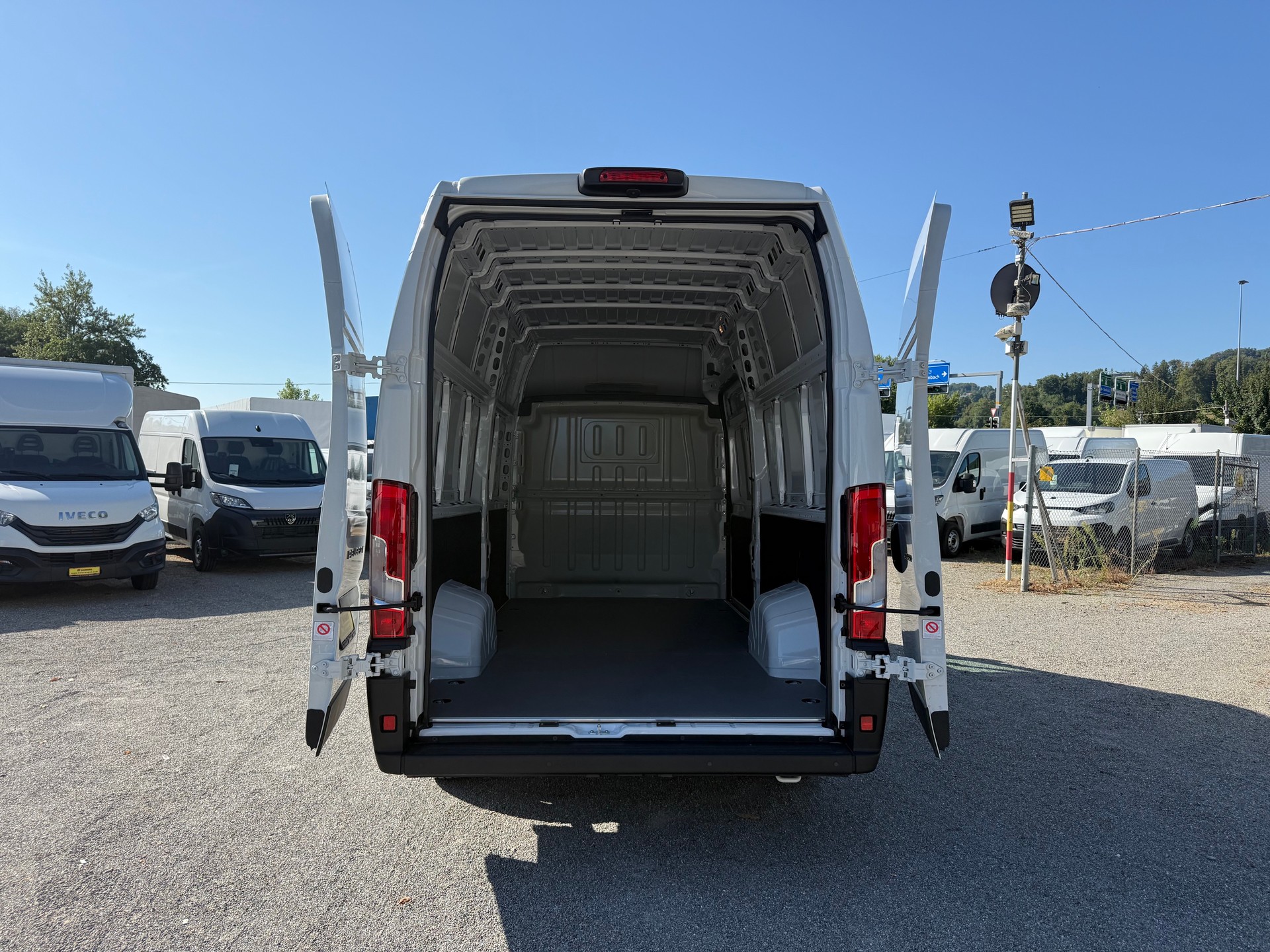 PEUGEOT Boxer 335+ Heavy 2.2 BlueHDI 180 PS L4H3-image-8