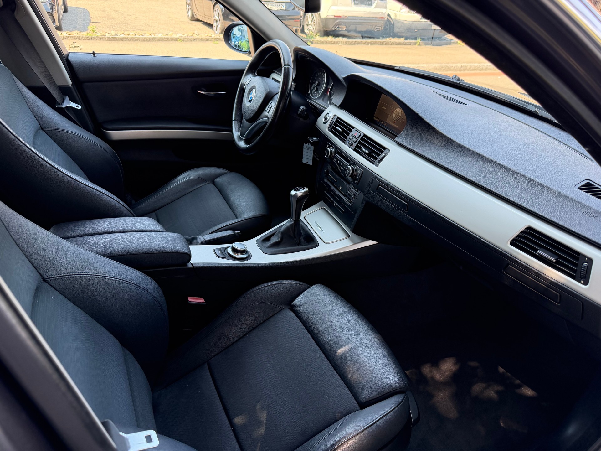 BMW 325xi Touring-image-11