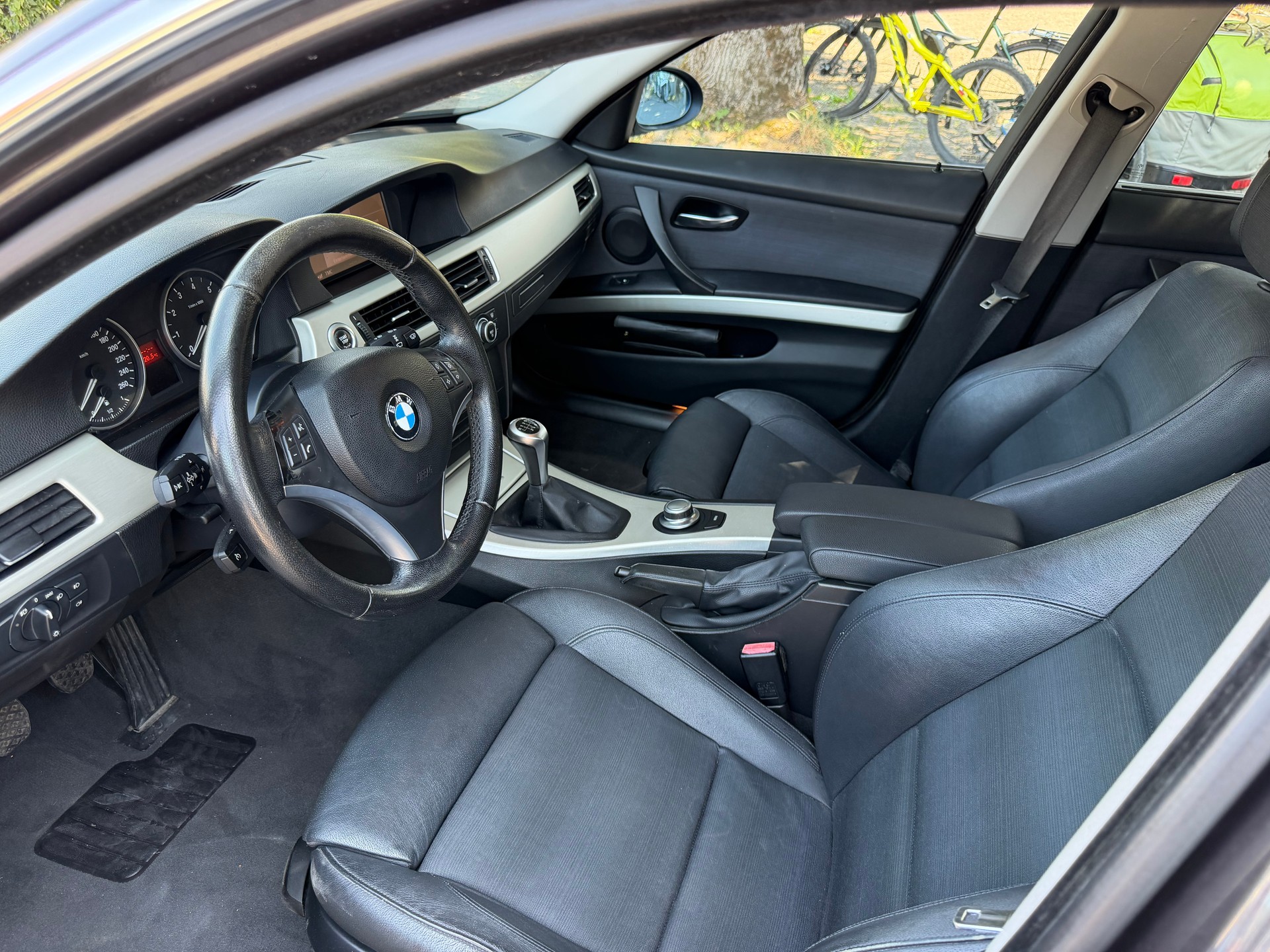 BMW 325xi Touring-image-12
