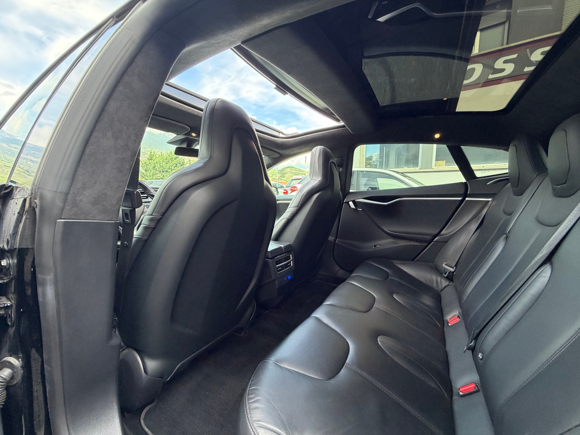 TESLA Model S 90 D-image-7