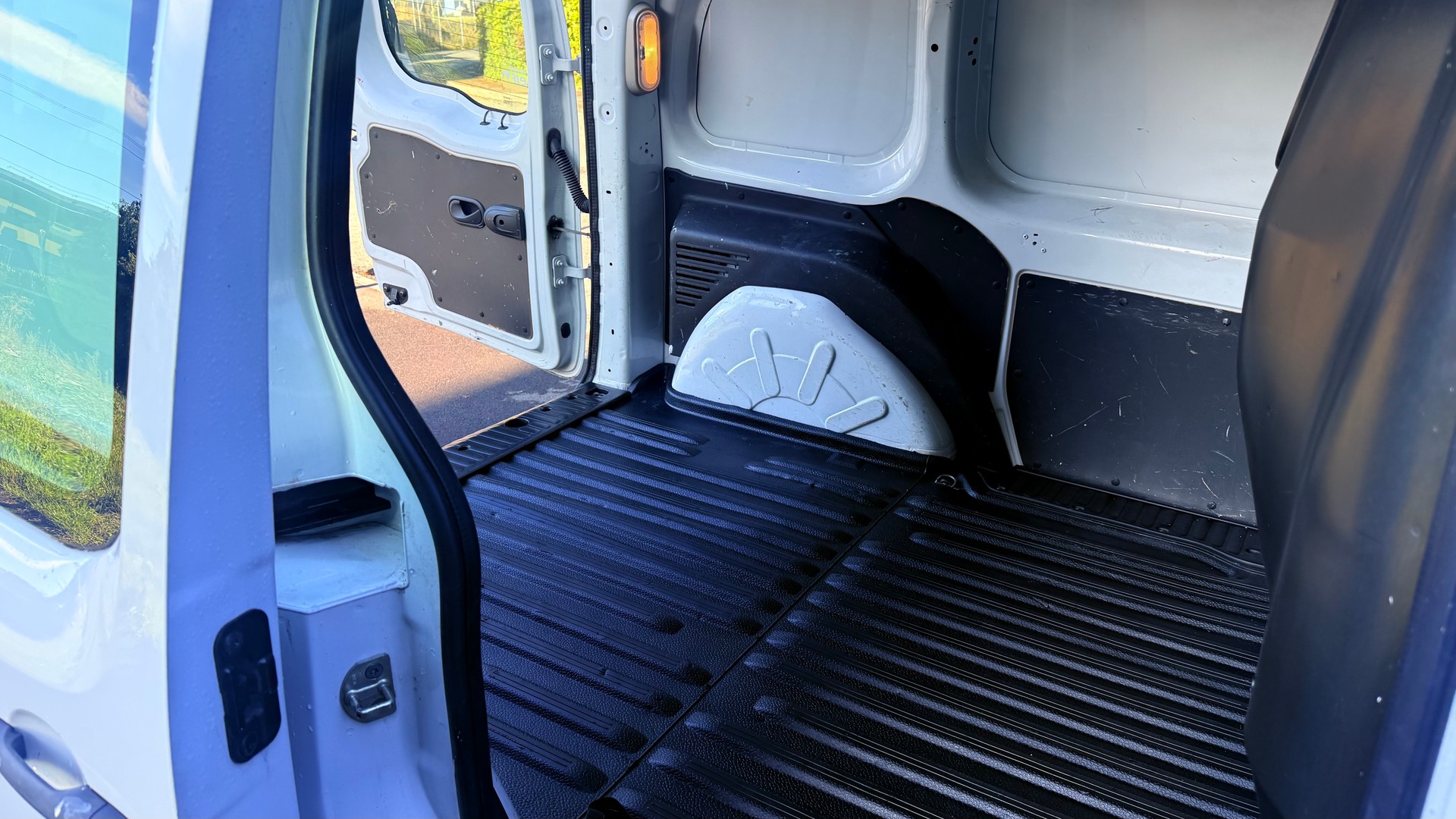 RENAULT Kangoo Medium 1.6 105 Business A-image-12