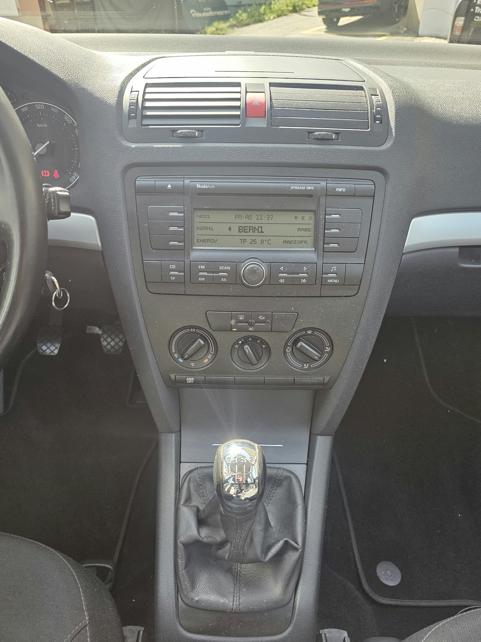 SKODA Octavia 1.8T-FSI Ambiente-image-9