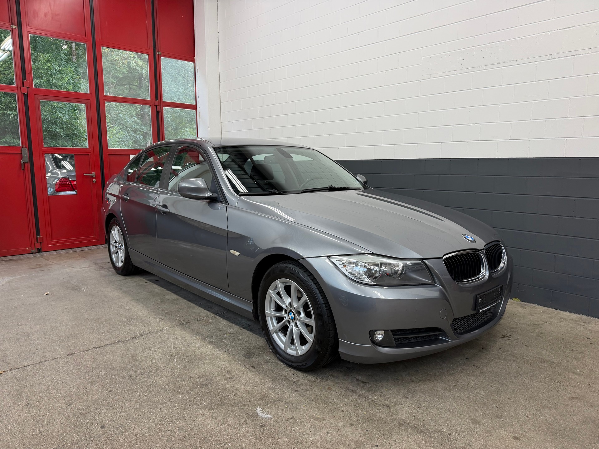 BMW 320i //NEU AB MFK!-image-0