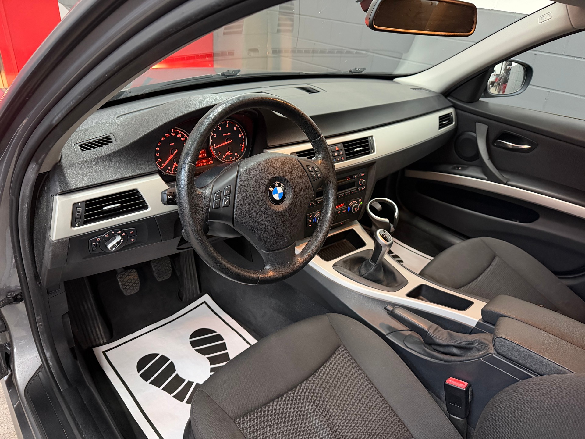 BMW 320i //NEU AB MFK!-image-8