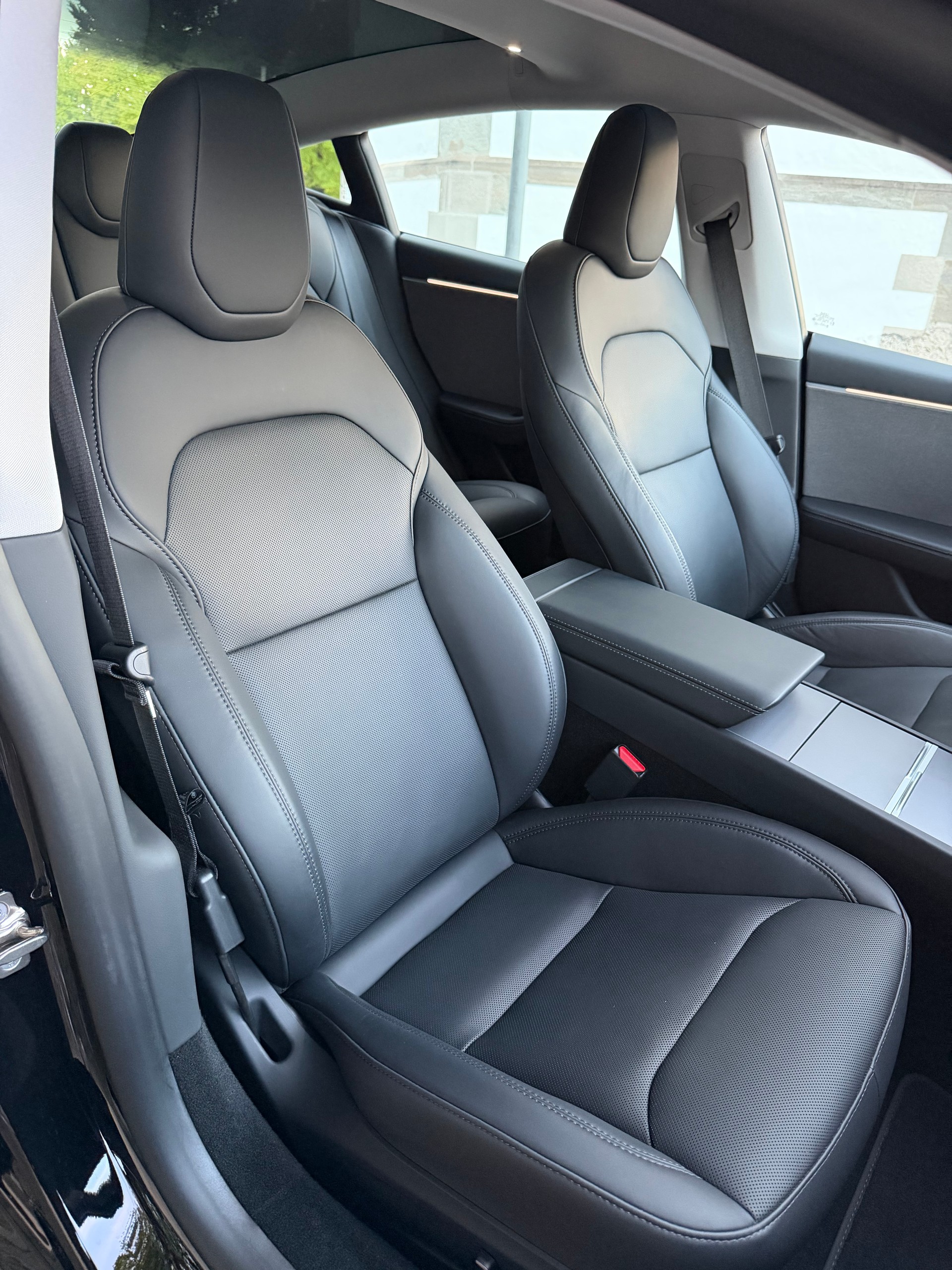 TESLA Model 3 Premium RWD / Ab MFK / CH-Fahrzeug / 19 Zoll / Werksgarantie / AMD Ryzen /Autopilot/Leder/Panorama/8 Fach/LED/Wärmepumpe-image-9
