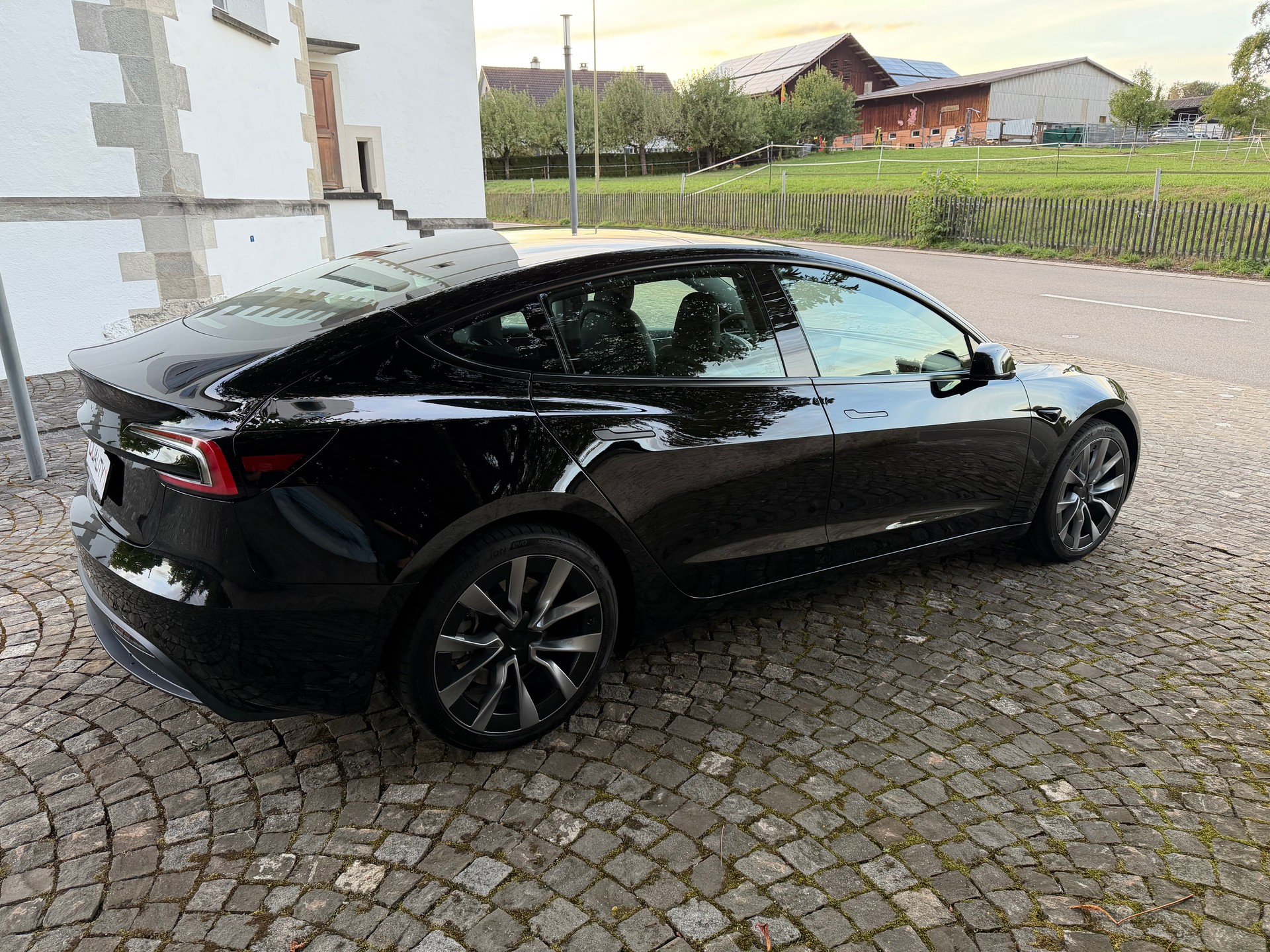 TESLA Model 3 Premium RWD / Ab MFK / CH-Fahrzeug / 19 Zoll / Werksgarantie / AMD Ryzen /Autopilot/Leder/Panorama/8 Fach/LED/Wärmepumpe-image-2