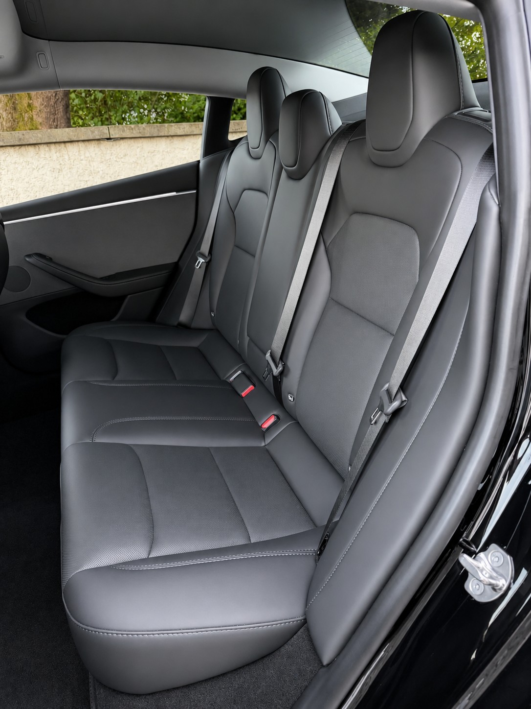 TESLA Model 3 Premium RWD / Ab MFK / CH-Fahrzeug / 19 Zoll / Werksgarantie / AMD Ryzen /Autopilot/Leder/Panorama/8 Fach/LED/Wärmepumpe-image-10