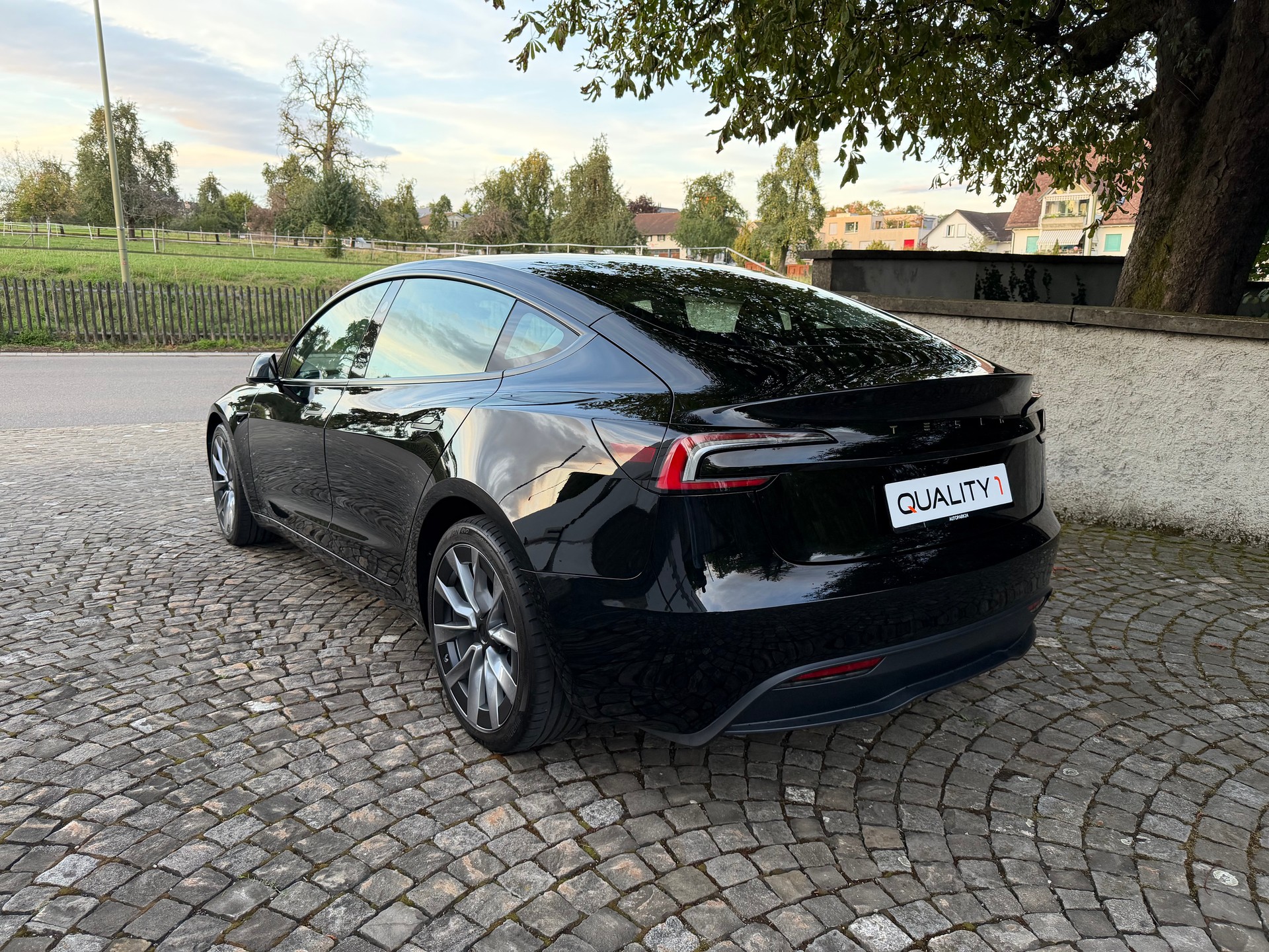 TESLA Model 3 Premium RWD / Ab MFK / CH-Fahrzeug / 19 Zoll / Werksgarantie / AMD Ryzen /Autopilot/Leder/Panorama/8 Fach/LED/Wärmepumpe-image-5