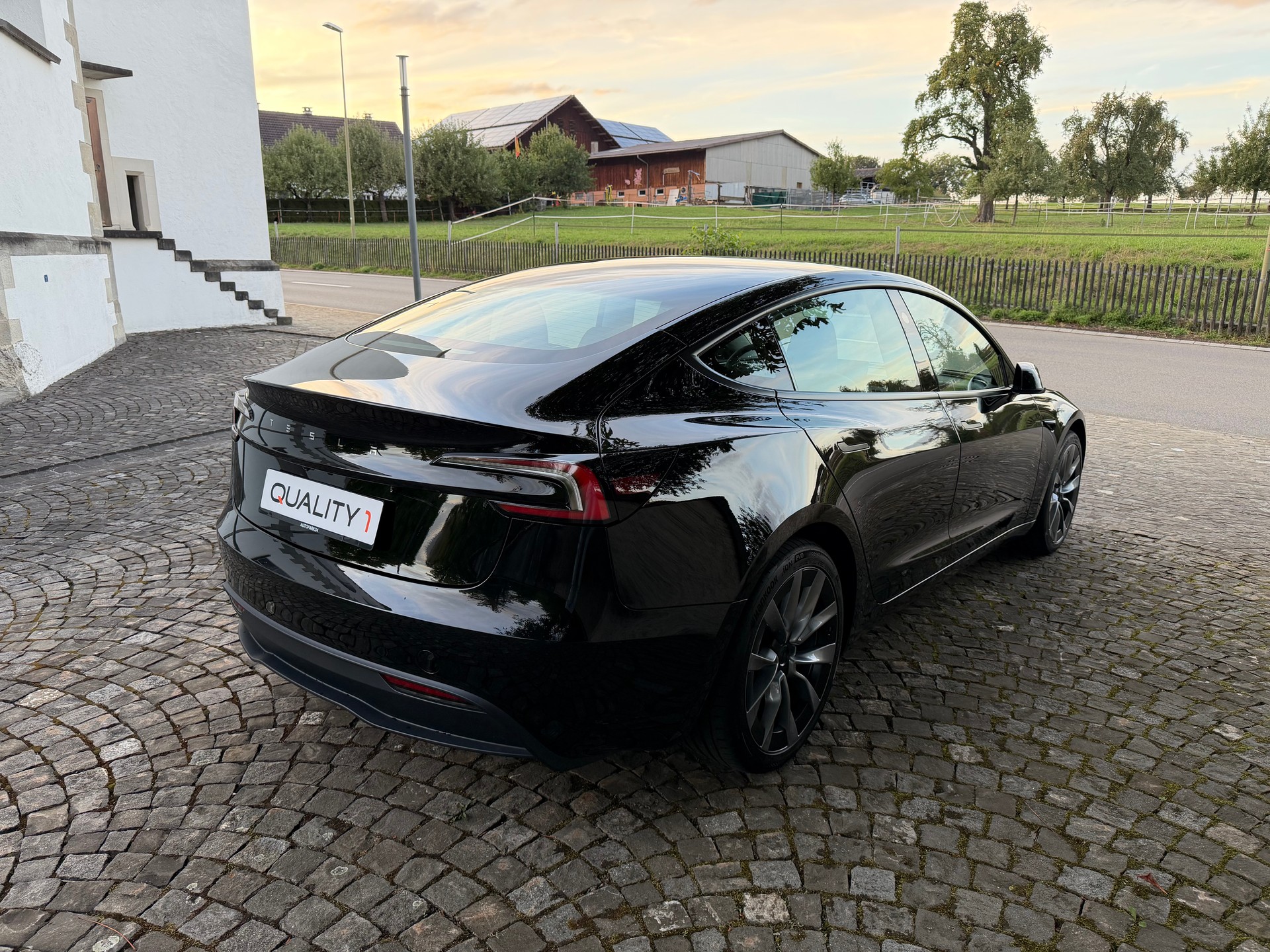 TESLA Model 3 Premium RWD / Ab MFK / CH-Fahrzeug / 19 Zoll / Werksgarantie / AMD Ryzen /Autopilot/Leder/Panorama/8 Fach/LED/Wärmepumpe-image-3