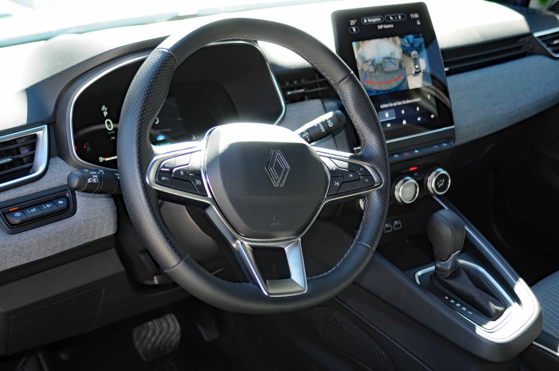 RENAULT Clio 1.0 Techno X-Tronic-image-19