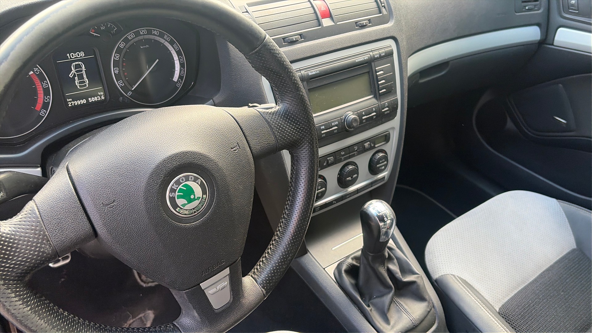 SKODA Octavia 2.0 TDI RS-image-9