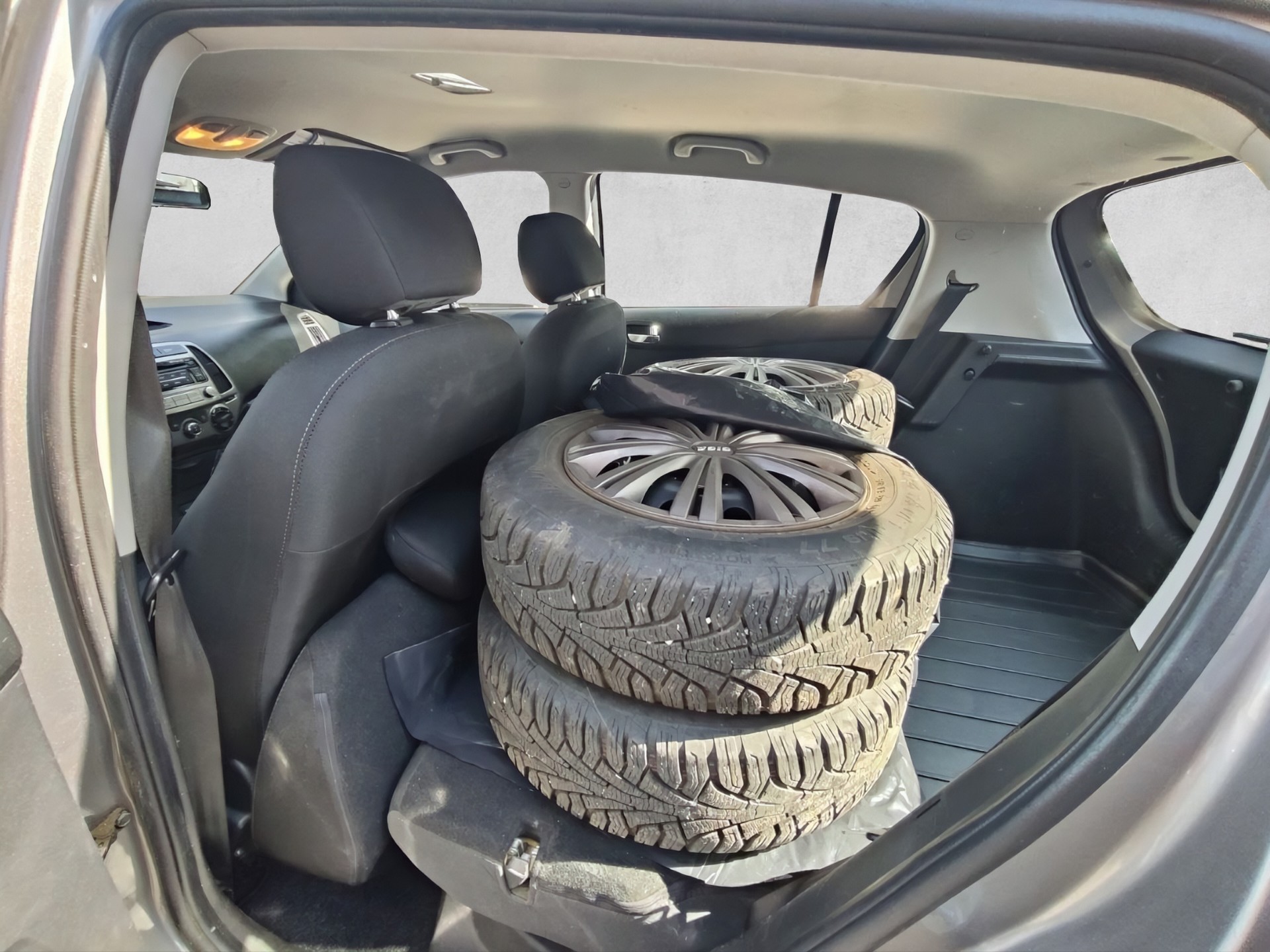 HYUNDAI i20 1.4 Premium-image-9