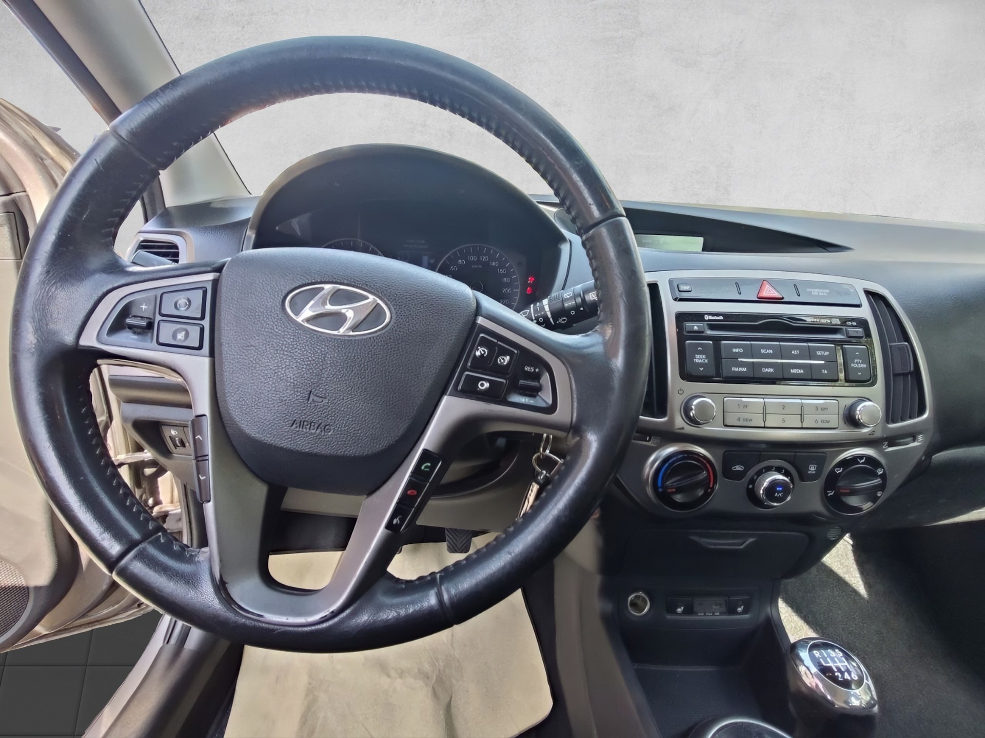 HYUNDAI i20 1.4 Premium-image-7