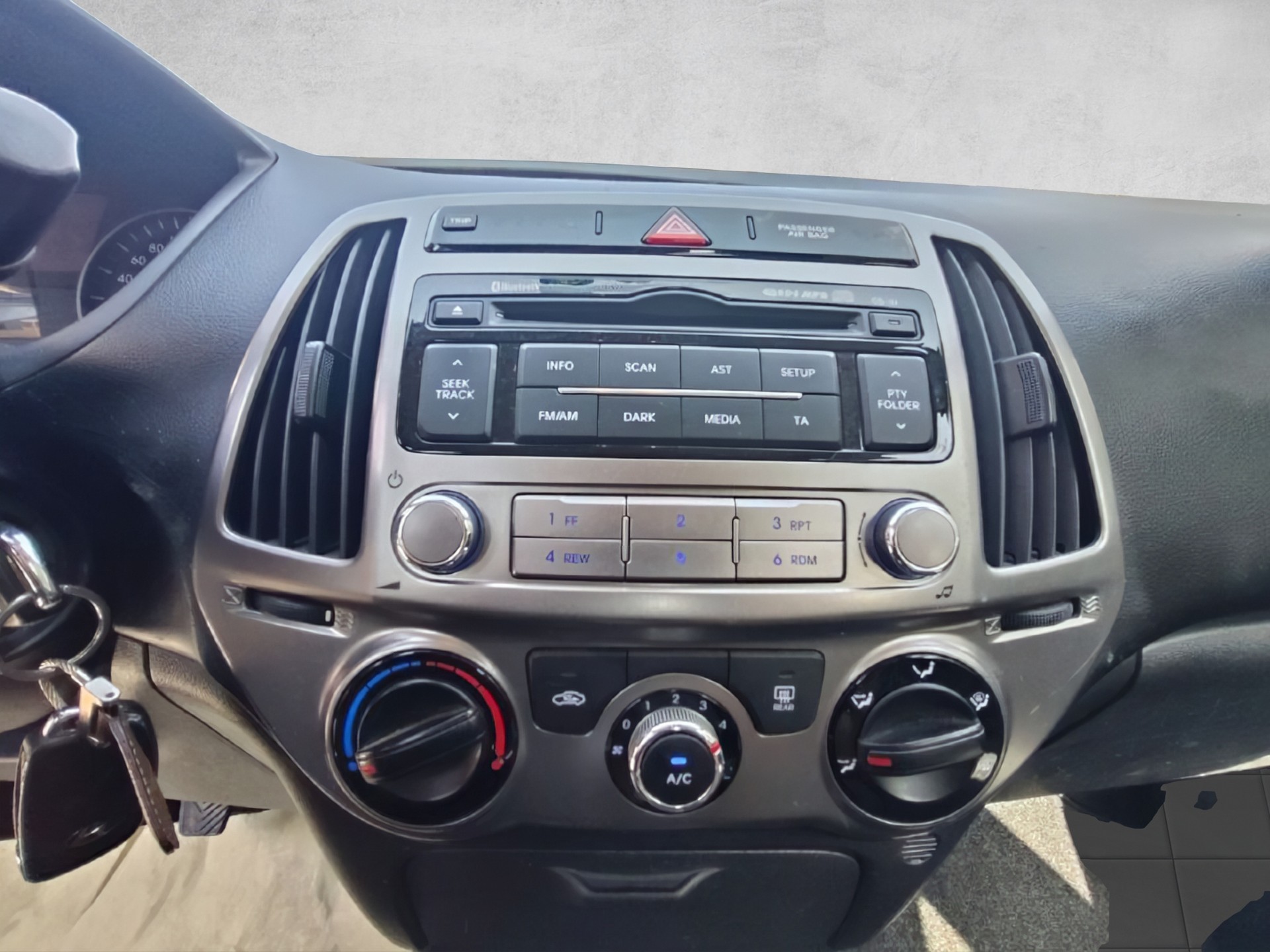 HYUNDAI i20 1.4 Premium-image-8