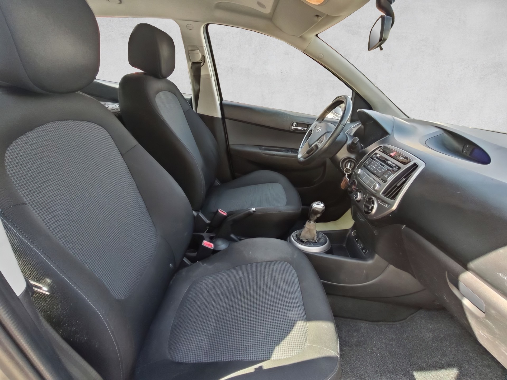 HYUNDAI i20 1.4 Premium-image-10