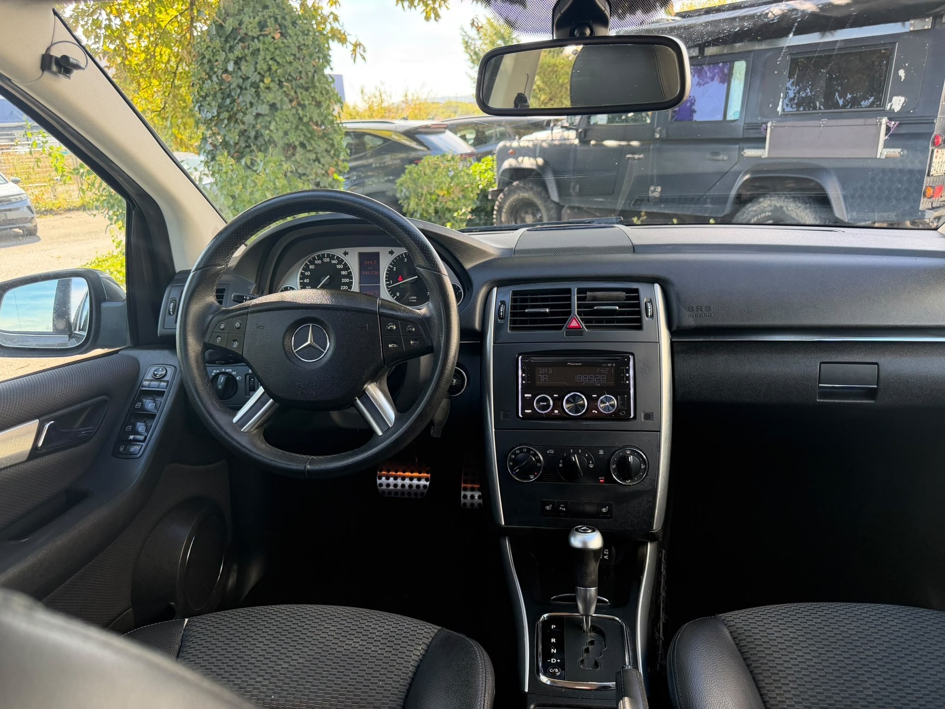 MERCEDES-BENZ B 180 Selection Autotronic-image-6