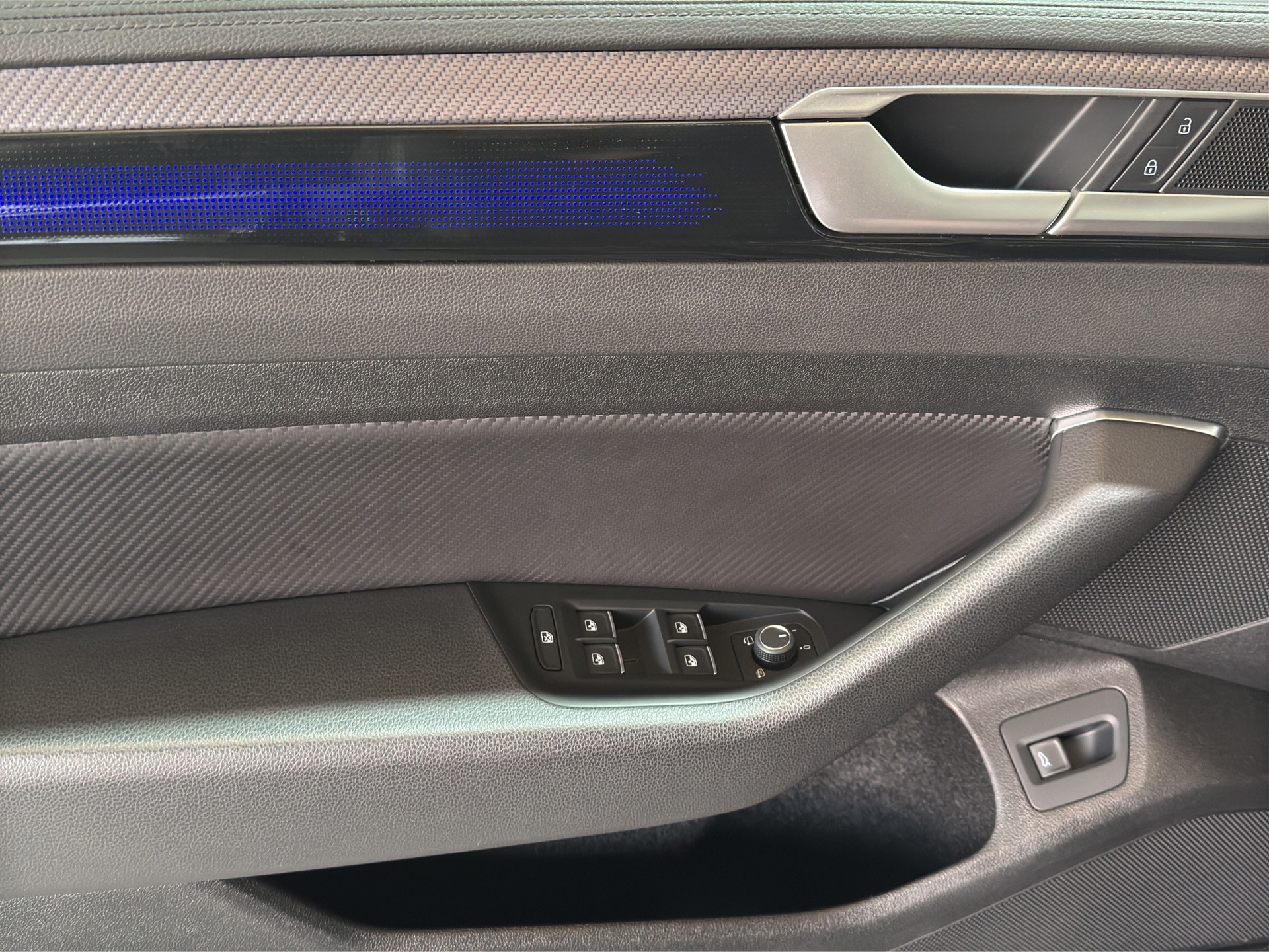 VW Arteon Limousine 2.0 TSI R 4M. DSG "Sportsitze Leder Carbon-Pano-Head Up-AHK"-image-9