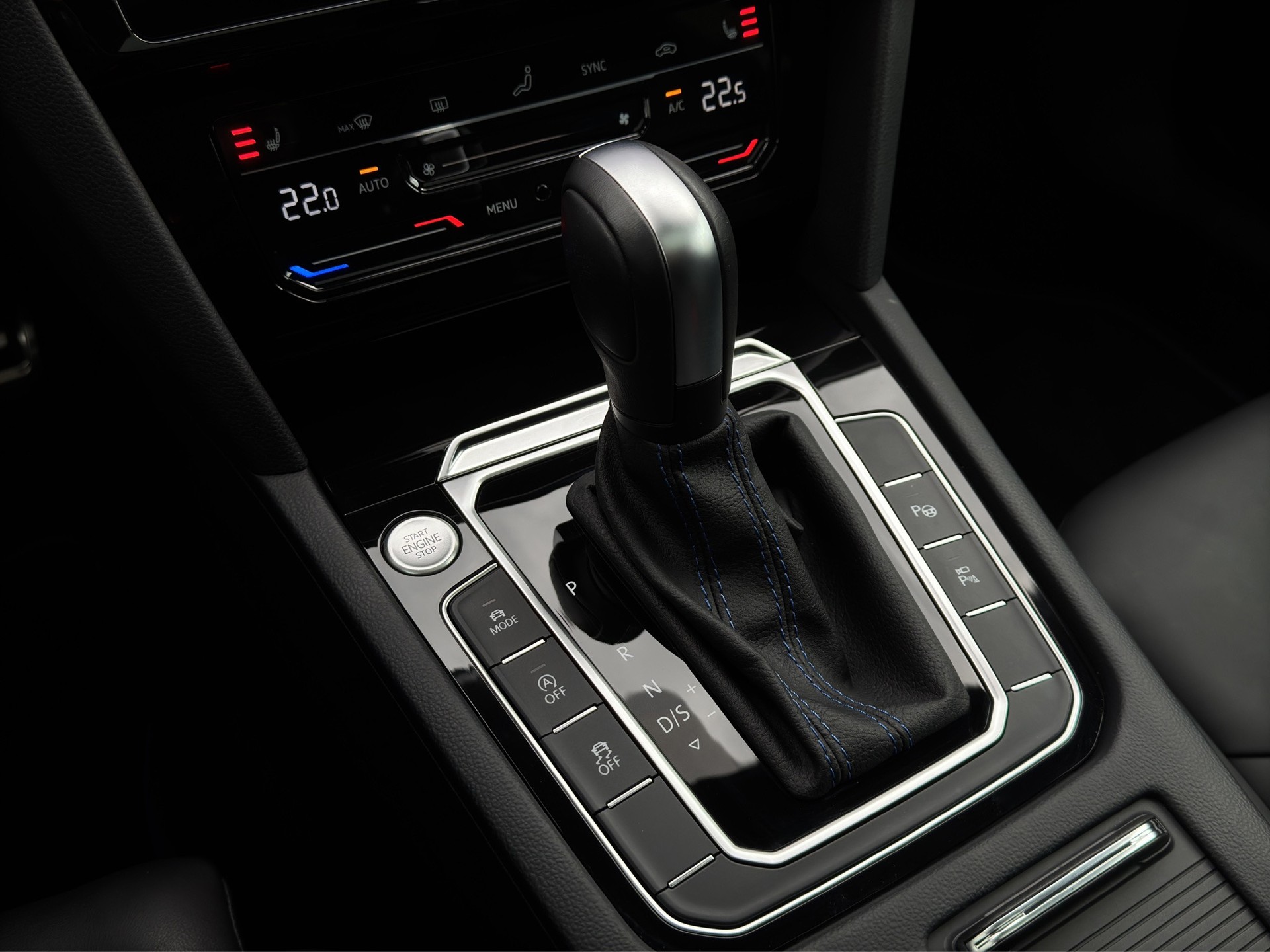 VW Arteon Limousine 2.0 TSI R 4M. DSG "Sportsitze Leder Carbon-Pano-Head Up-AHK"-image-16