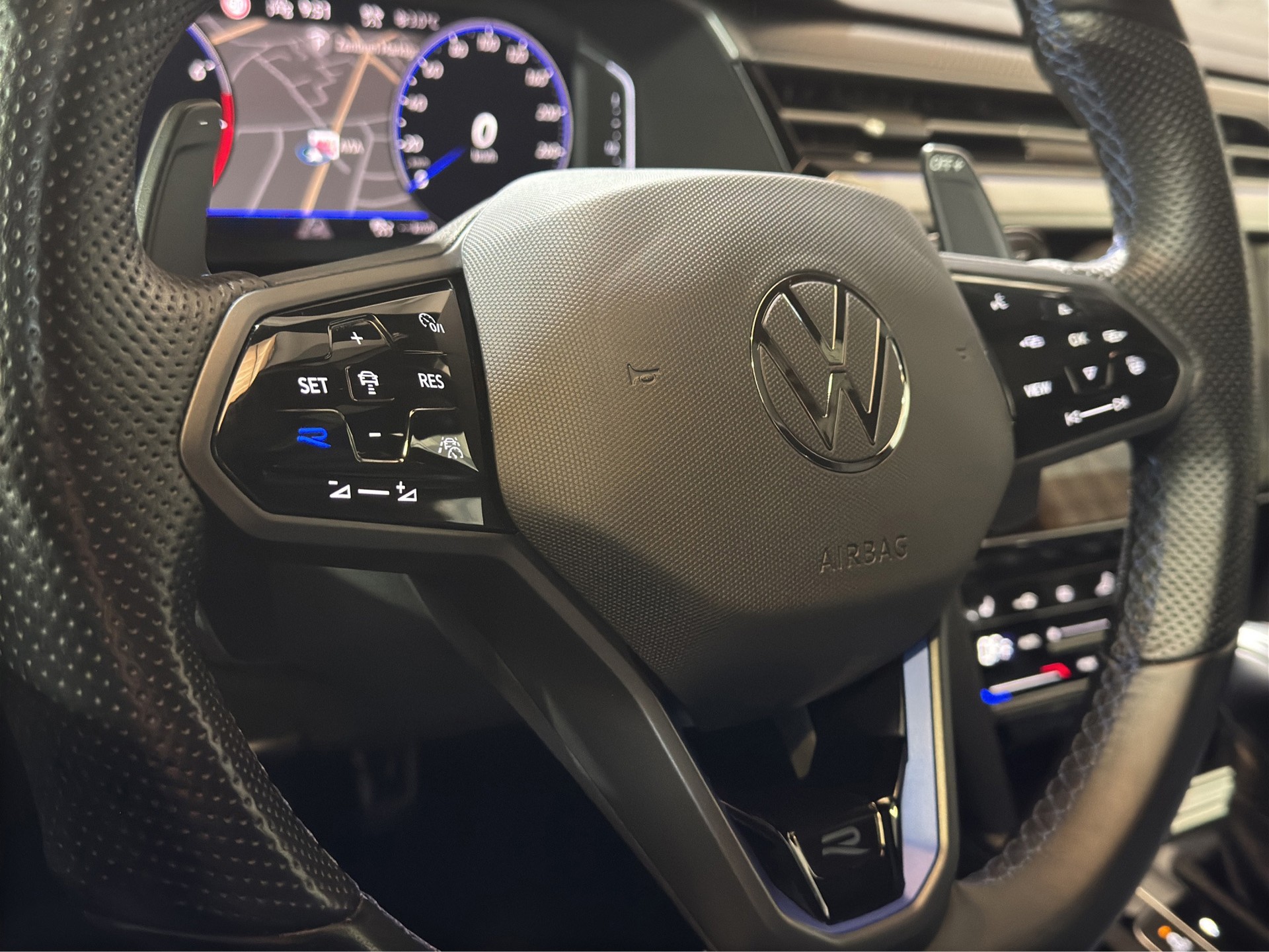 VW Arteon Limousine 2.0 TSI R 4M. DSG "Sportsitze Leder Carbon-Pano-Head Up-AHK"-image-14