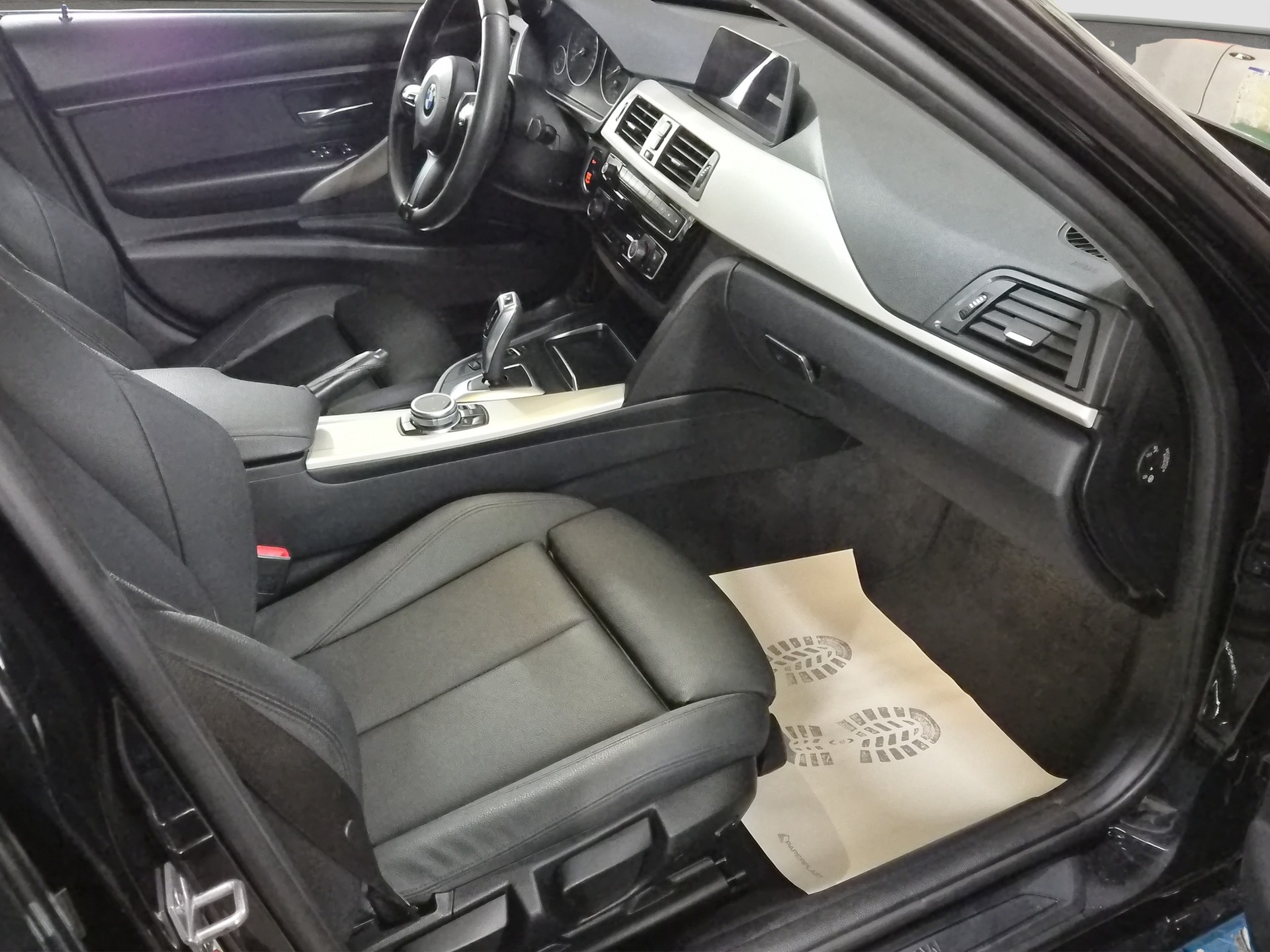 BMW 318d Touring Steptronic-image-10