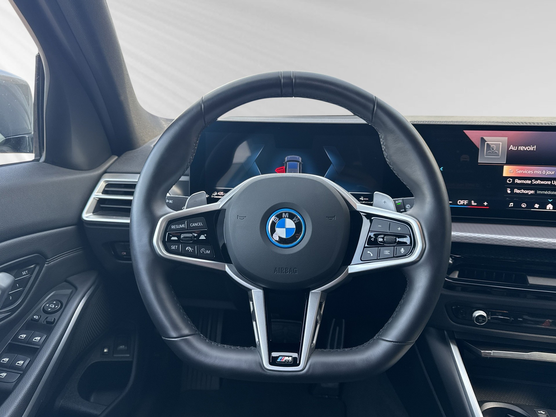 BMW 330e x DriveTouring Steptronic M Sport-image-4