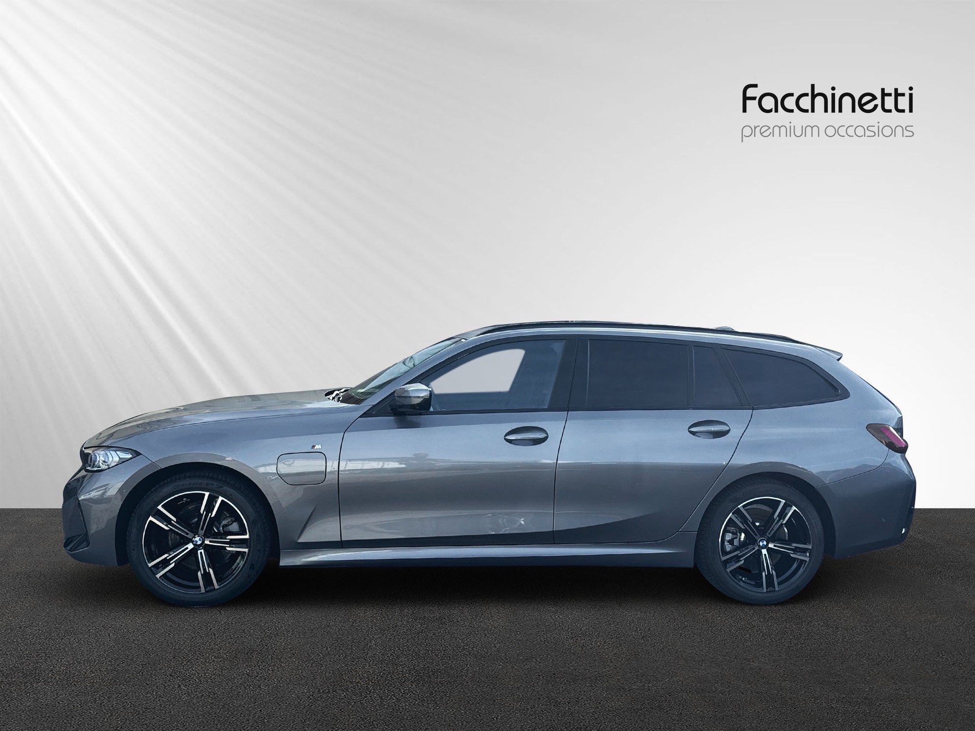 BMW 330e x DriveTouring Steptronic M Sport-image-1
